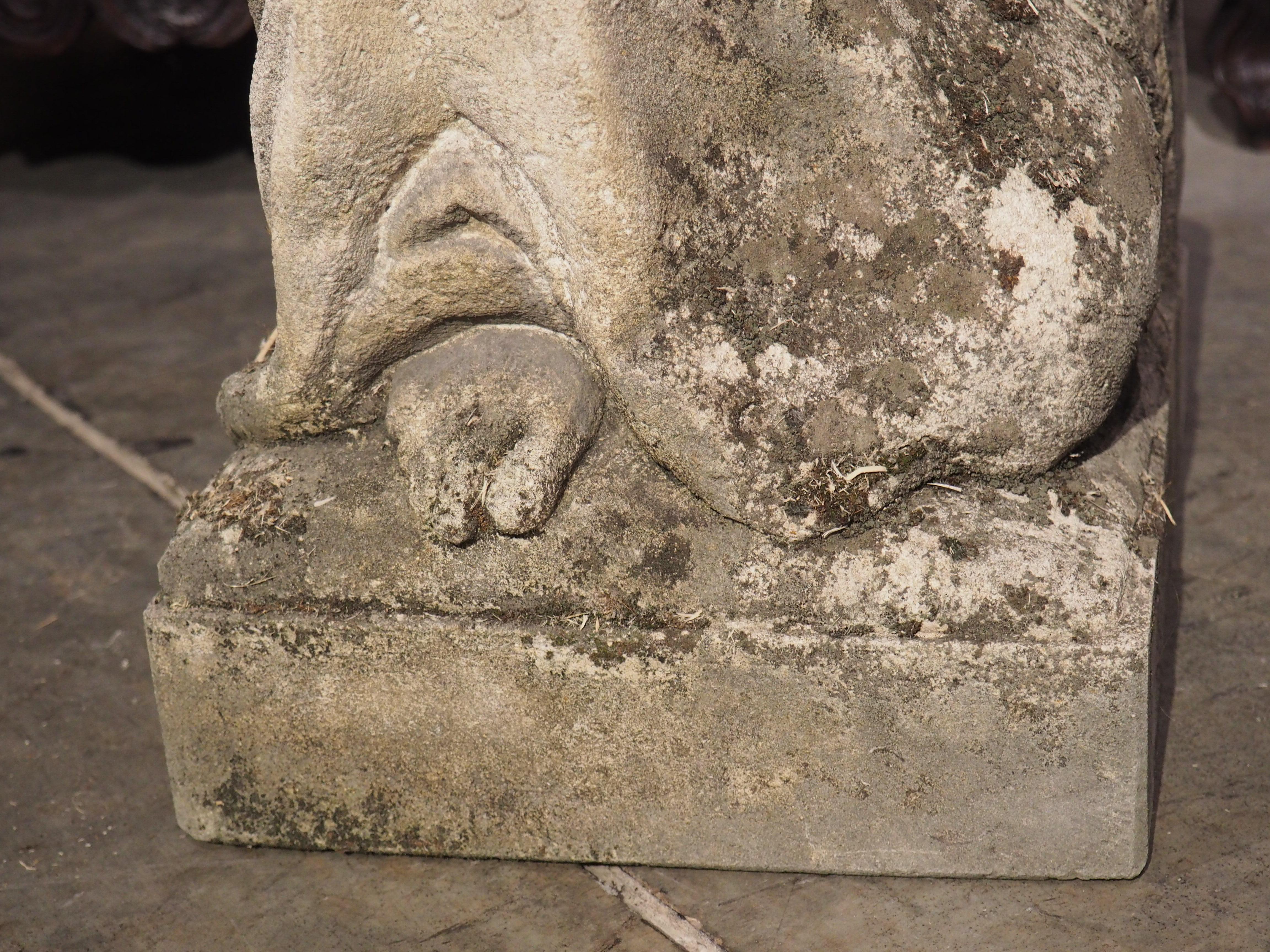 Statue italienne en pierre calcaire finement sculptée d'une femme tenant un oiseau en vente 2