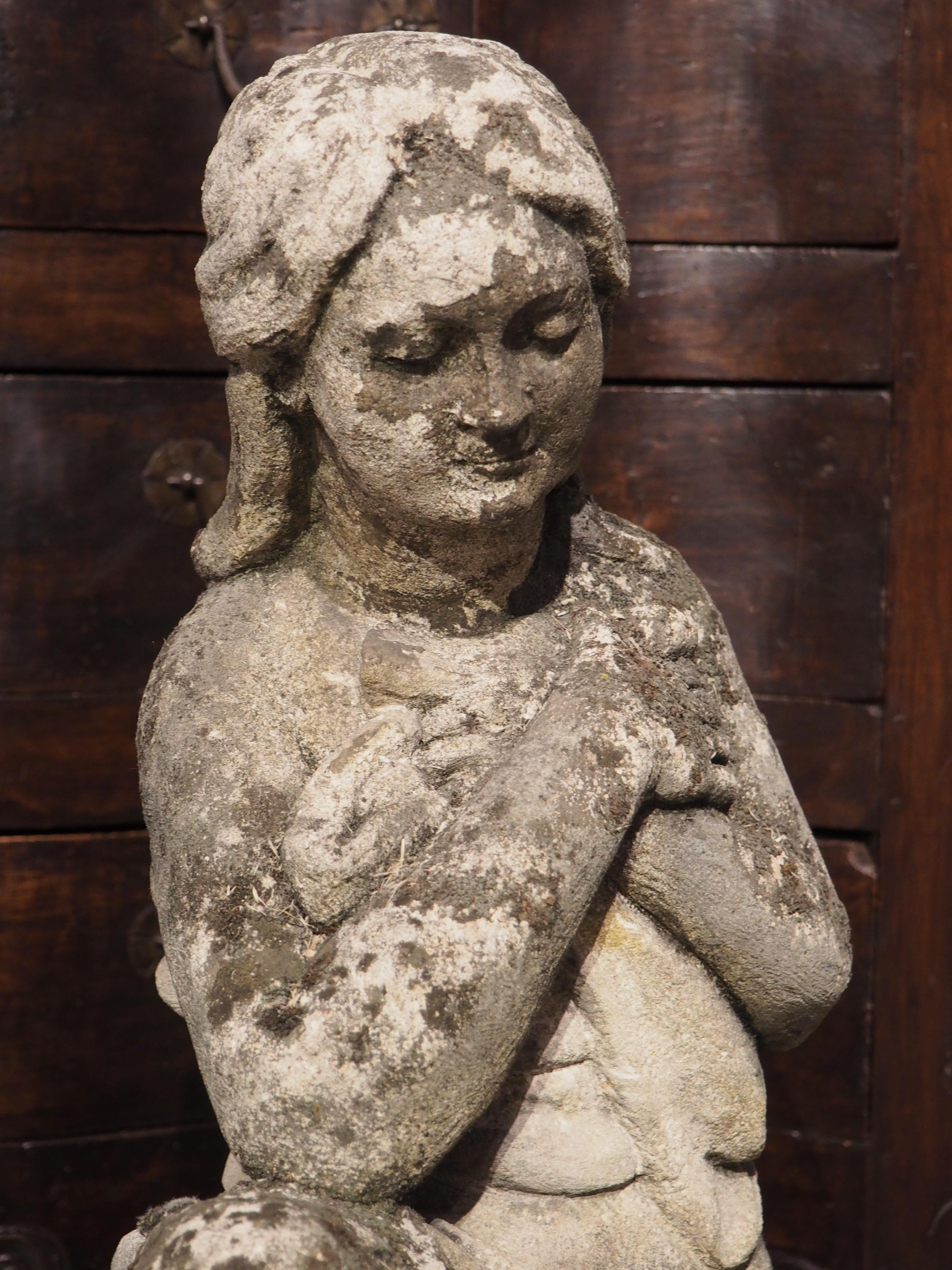 Statue italienne en pierre calcaire finement sculptée d'une femme tenant un oiseau en vente 3