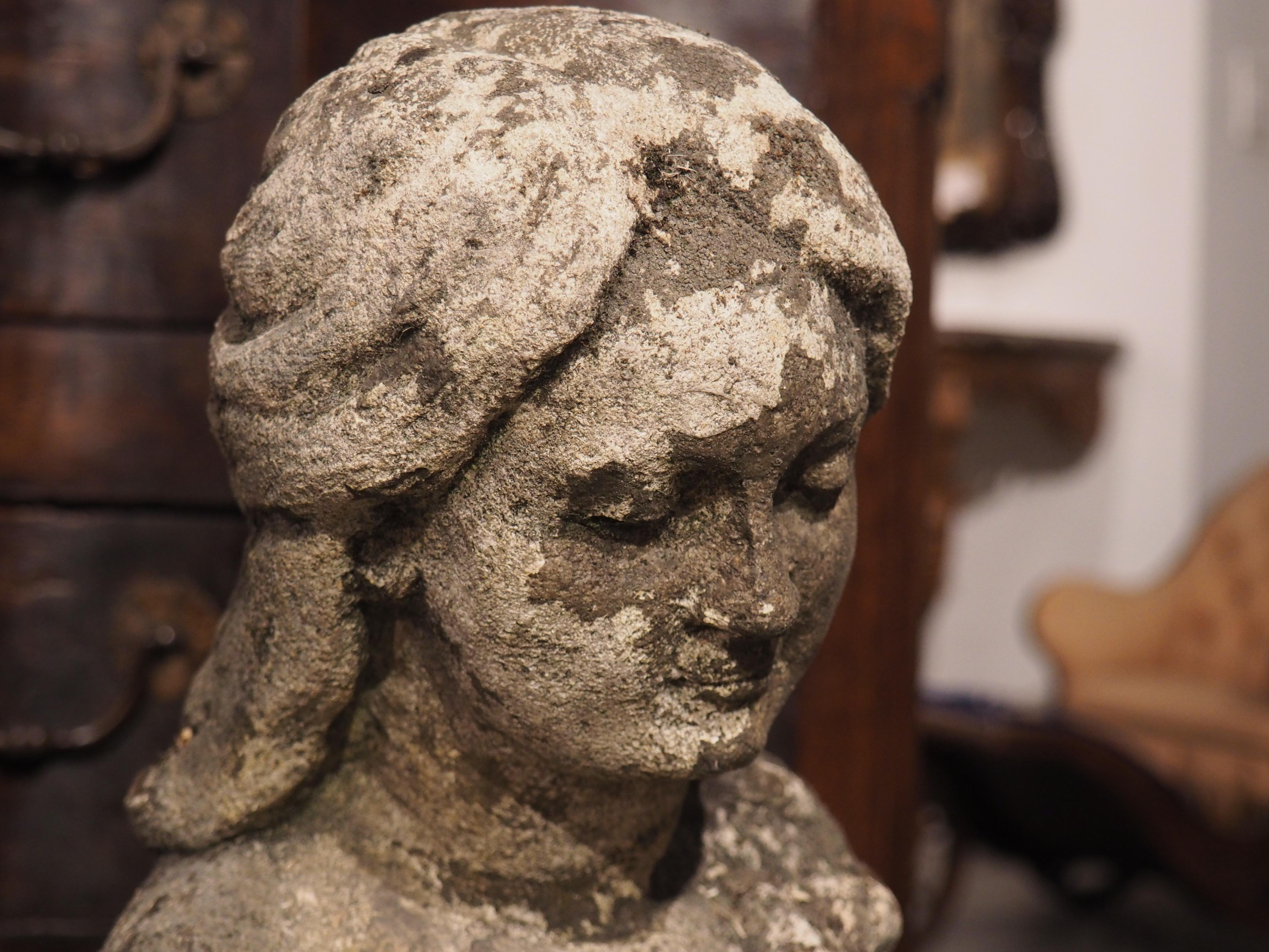 Statue italienne en pierre calcaire finement sculptée d'une femme tenant un oiseau en vente 4