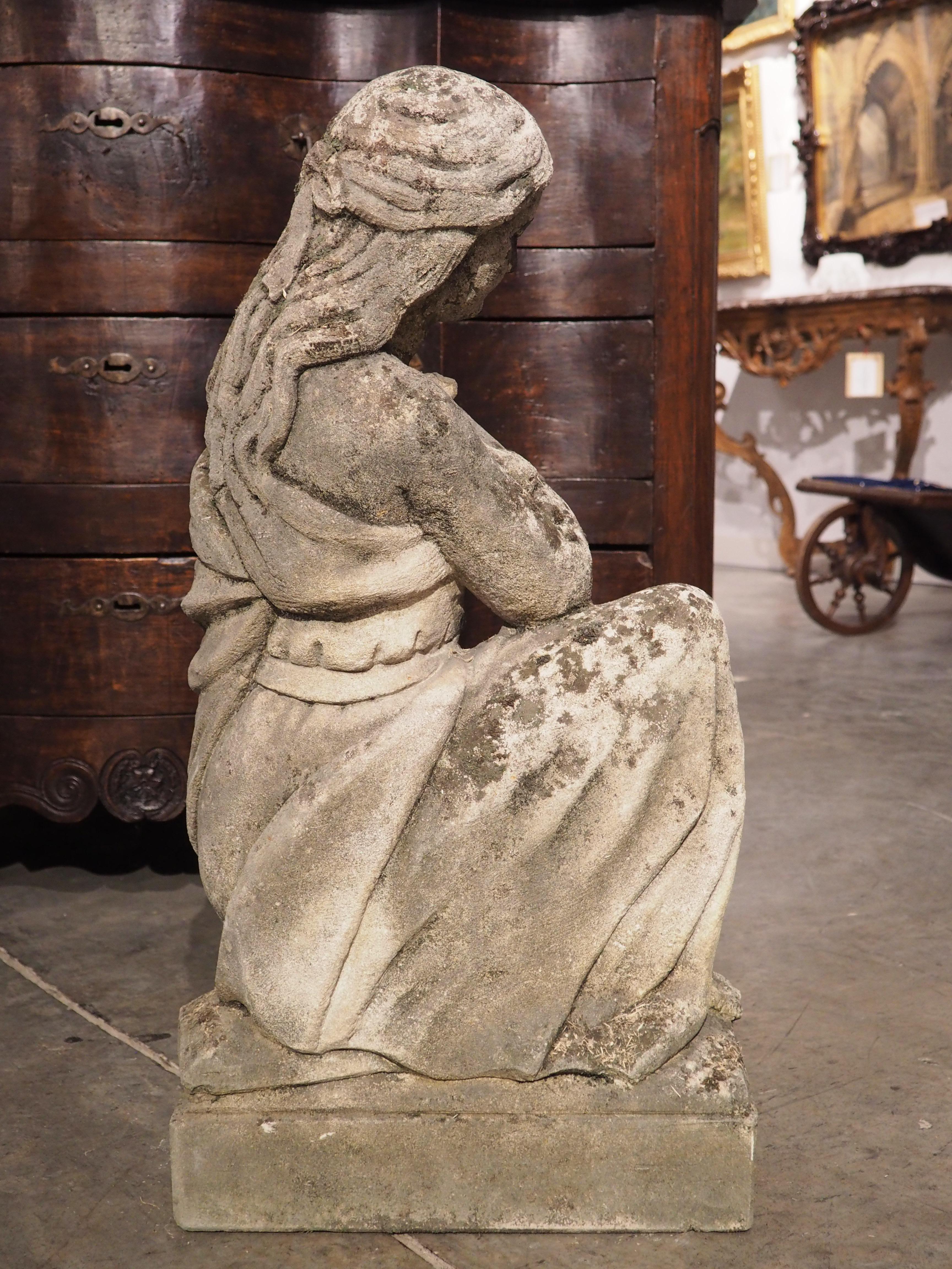 Statue italienne en pierre calcaire finement sculptée d'une femme tenant un oiseau en vente 5