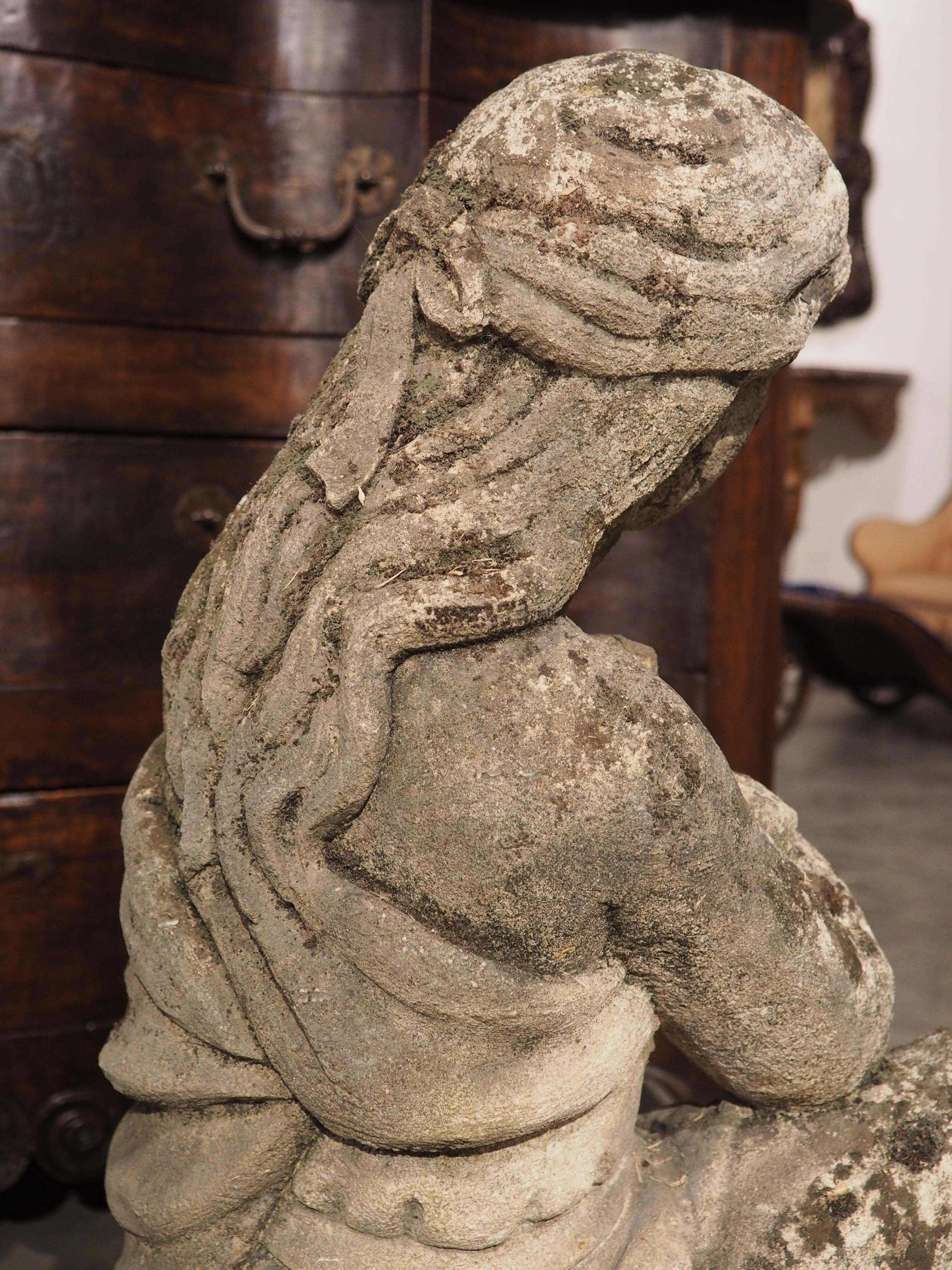 Statue italienne en pierre calcaire finement sculptée d'une femme tenant un oiseau en vente 6
