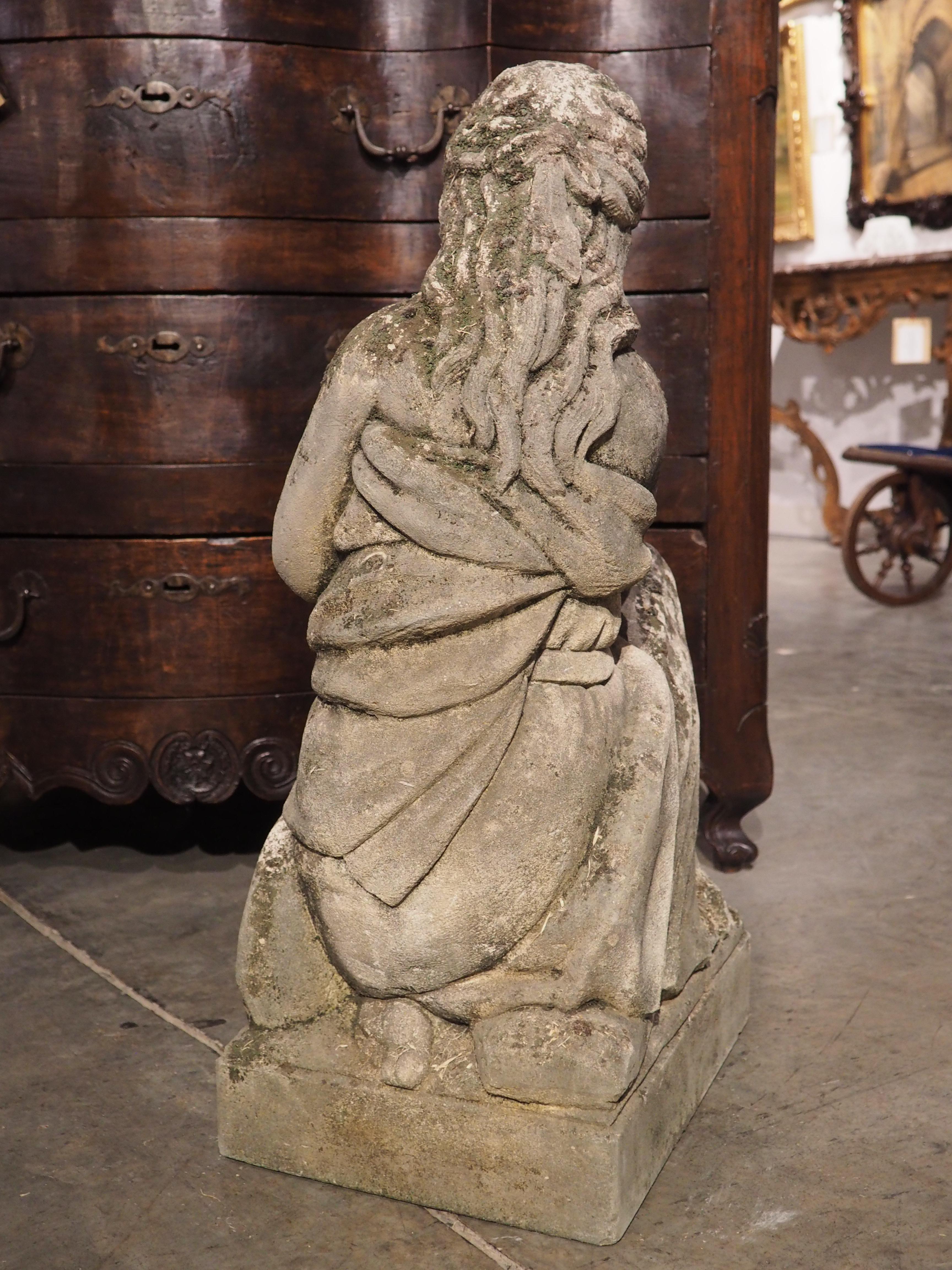 Statue italienne en pierre calcaire finement sculptée d'une femme tenant un oiseau en vente 7
