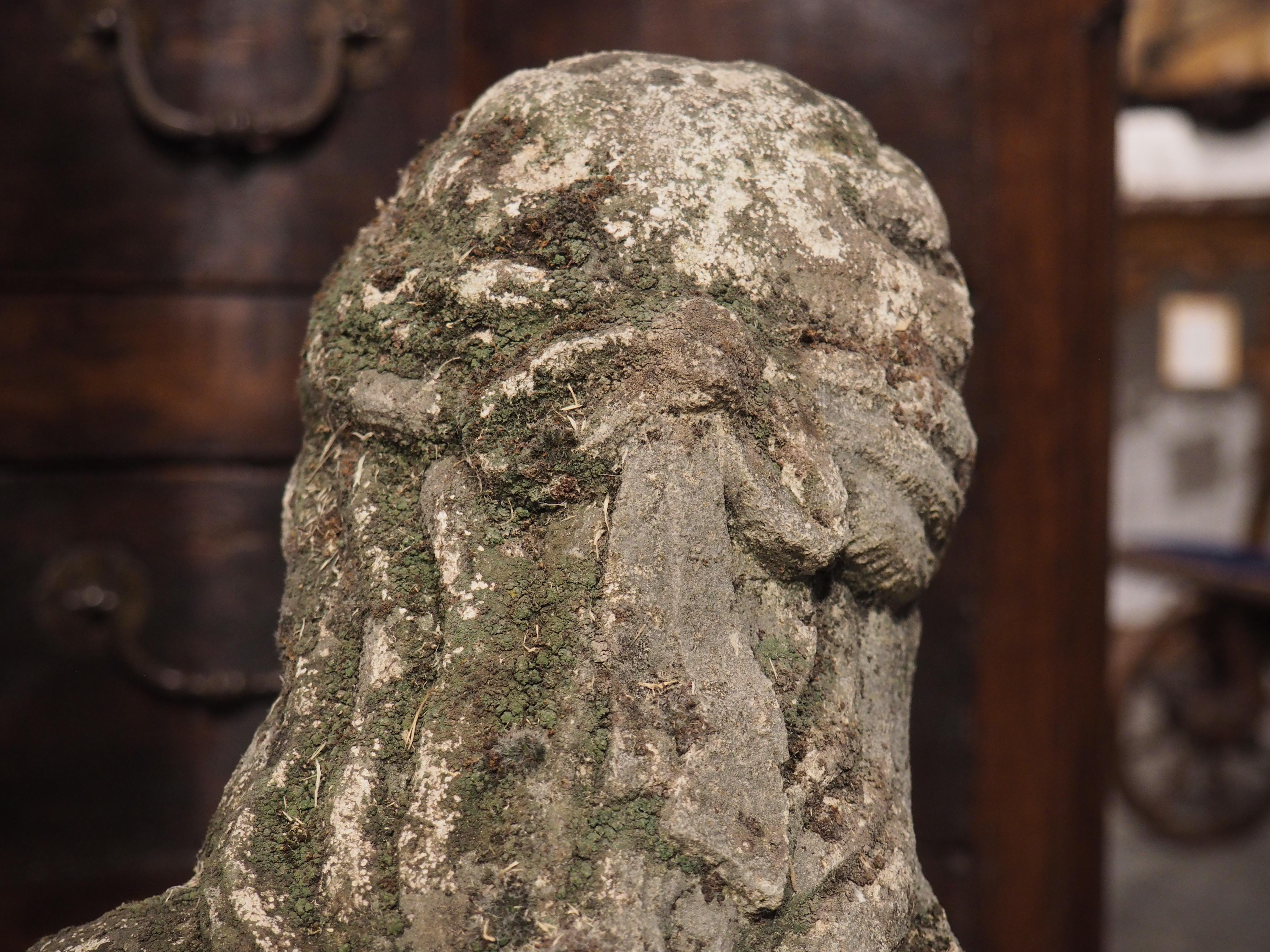 Statue italienne en pierre calcaire finement sculptée d'une femme tenant un oiseau en vente 8