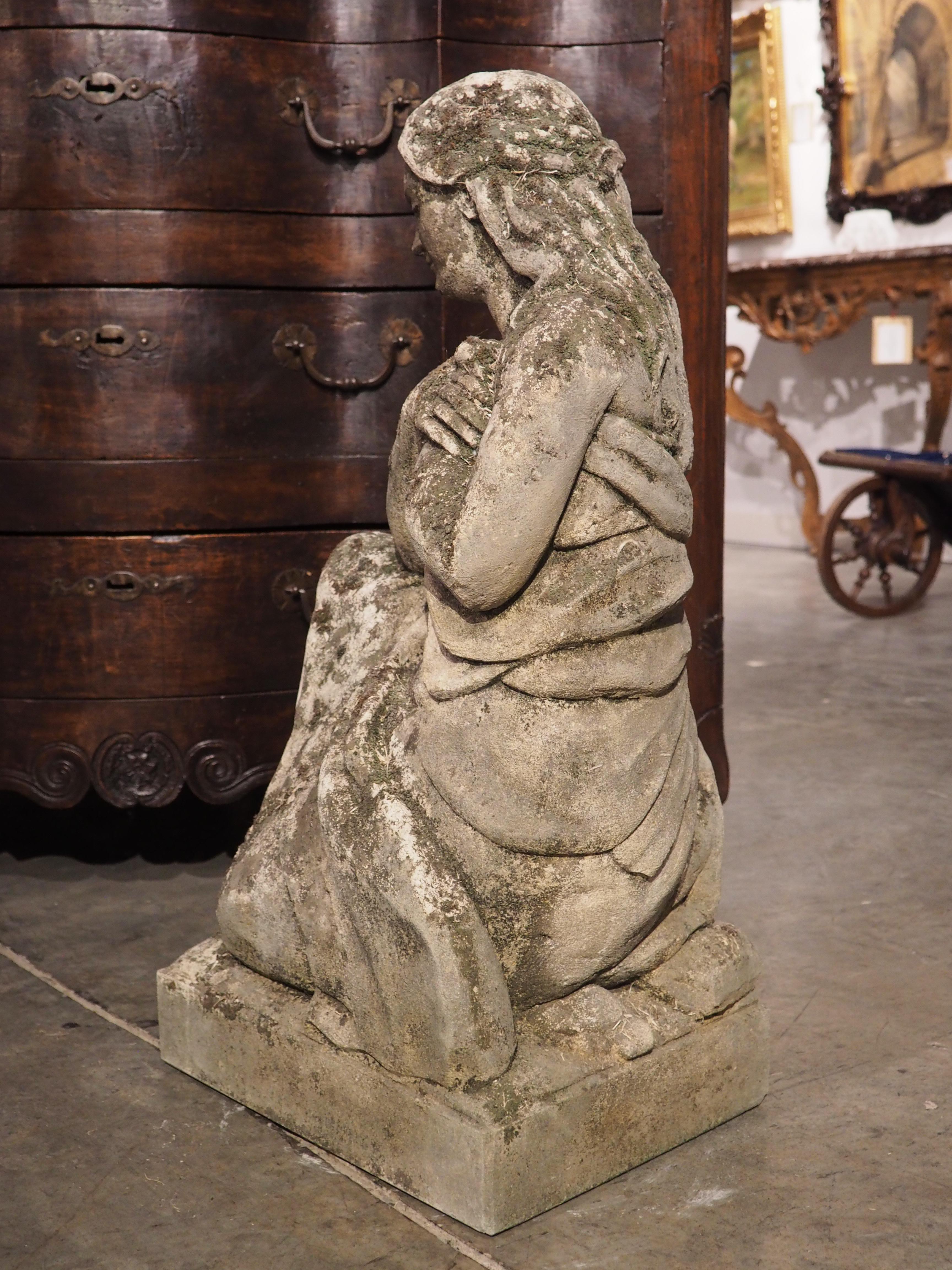 Statue italienne en pierre calcaire finement sculptée d'une femme tenant un oiseau en vente 9
