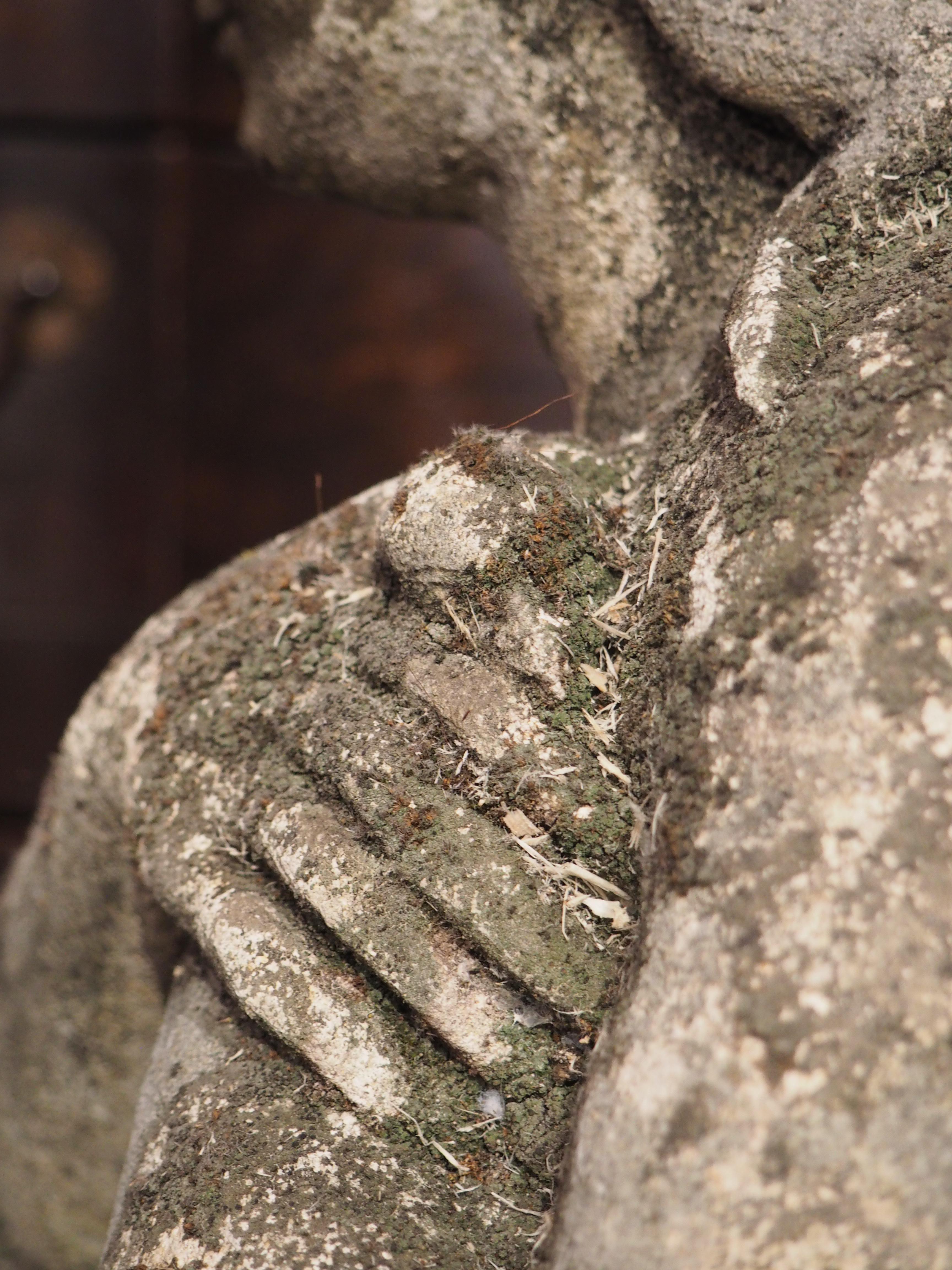 Statue italienne en pierre calcaire finement sculptée d'une femme tenant un oiseau en vente 10