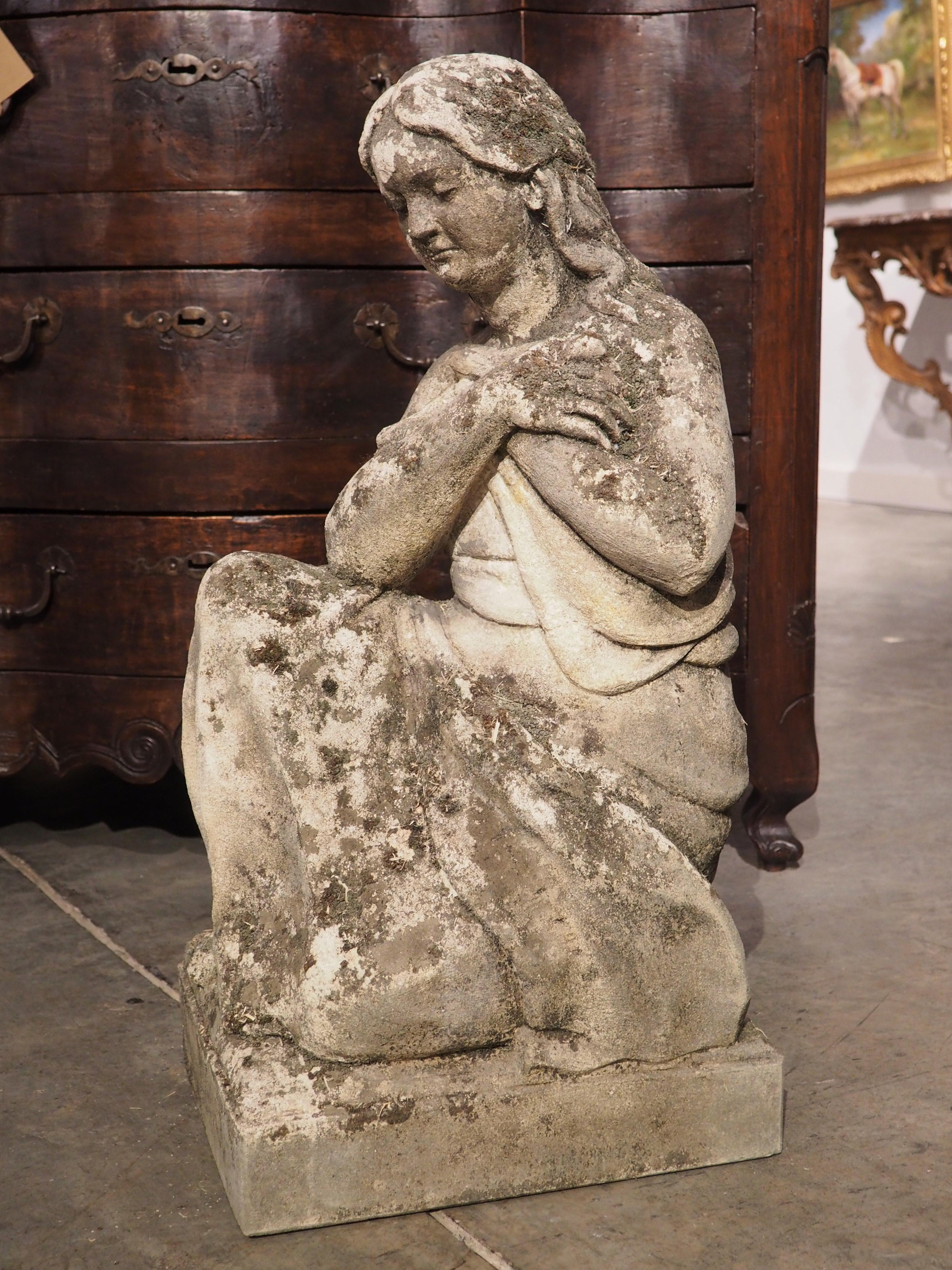 Statue italienne en pierre calcaire finement sculptée d'une femme tenant un oiseau en vente 11