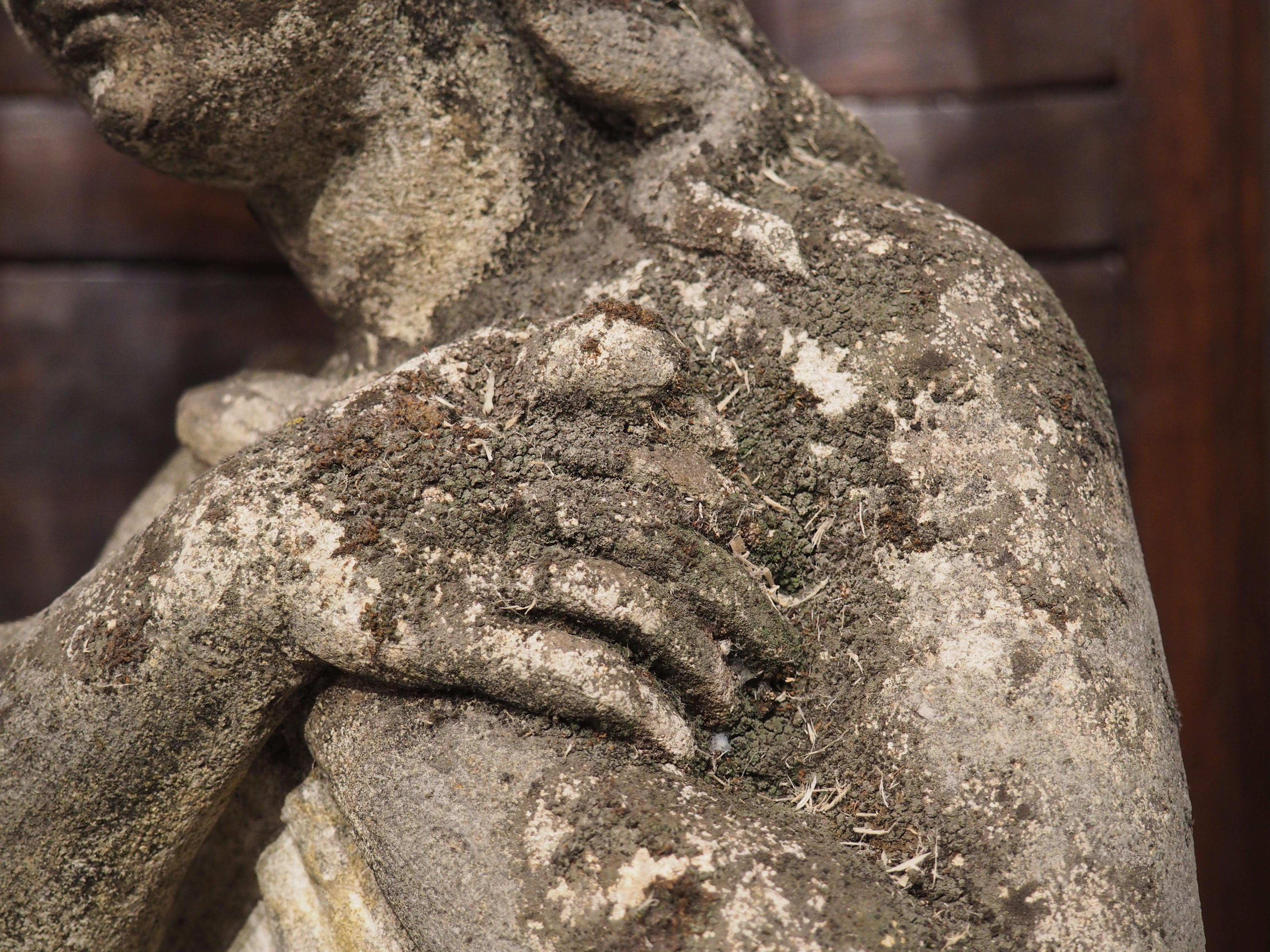 Sculpté à la main Statue italienne en pierre calcaire finement sculptée d'une femme tenant un oiseau en vente