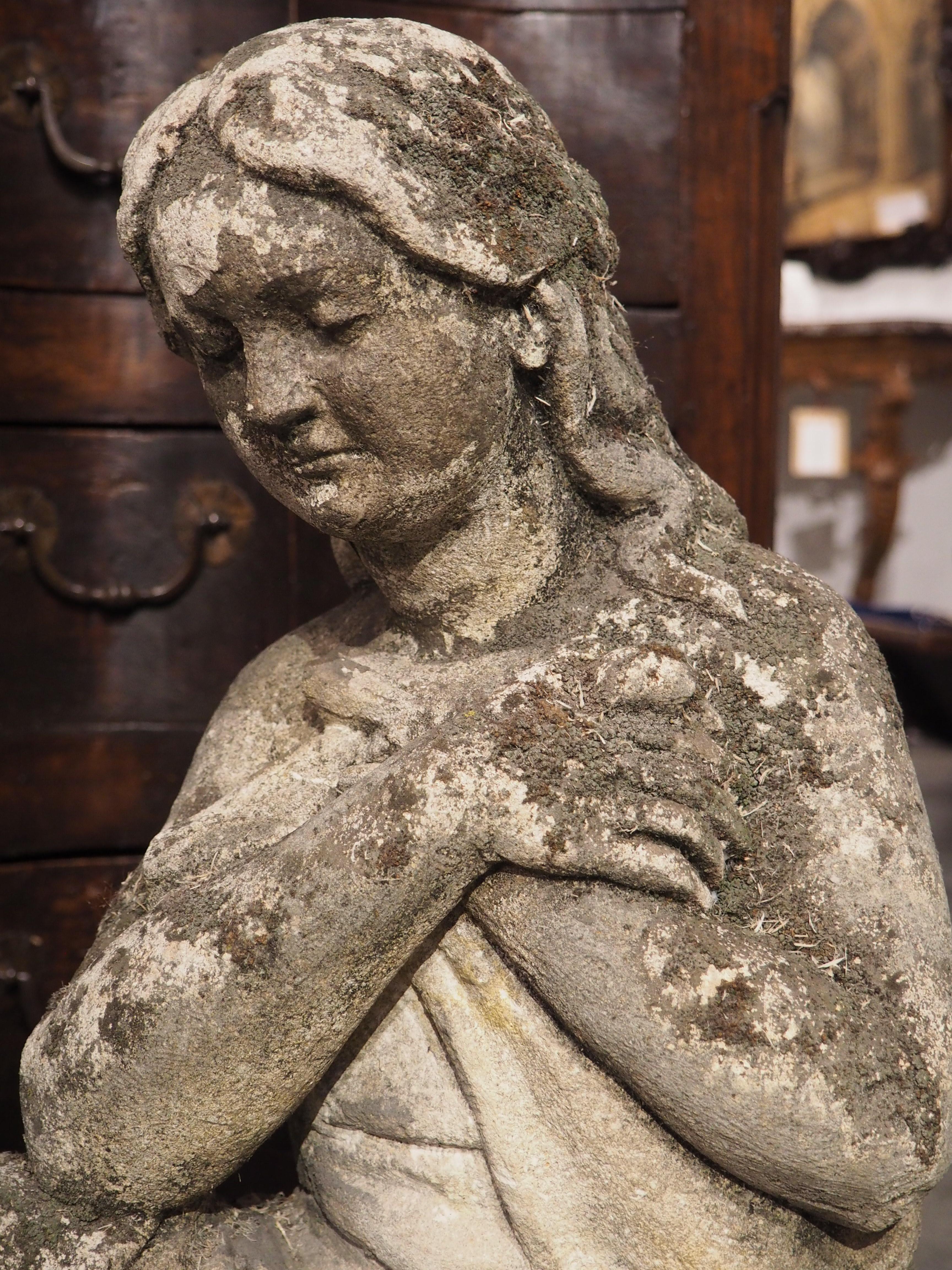 Statue italienne en pierre calcaire finement sculptée d'une femme tenant un oiseau Bon état - En vente à Dallas, TX