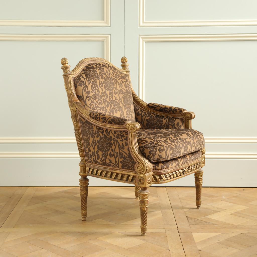 Doré Fauteuil en bois doré finement sculpté de style Louis XVI  en vente