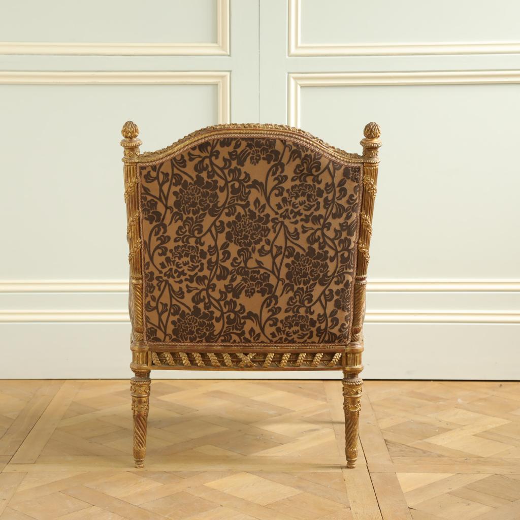 Fein geschnitzter Giltwood-Sessel im Louis-XVI-Stil  (Vergoldet) im Angebot