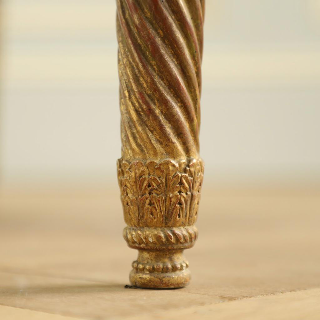 Fauteuil en bois doré finement sculpté de style Louis XVI  en vente 1