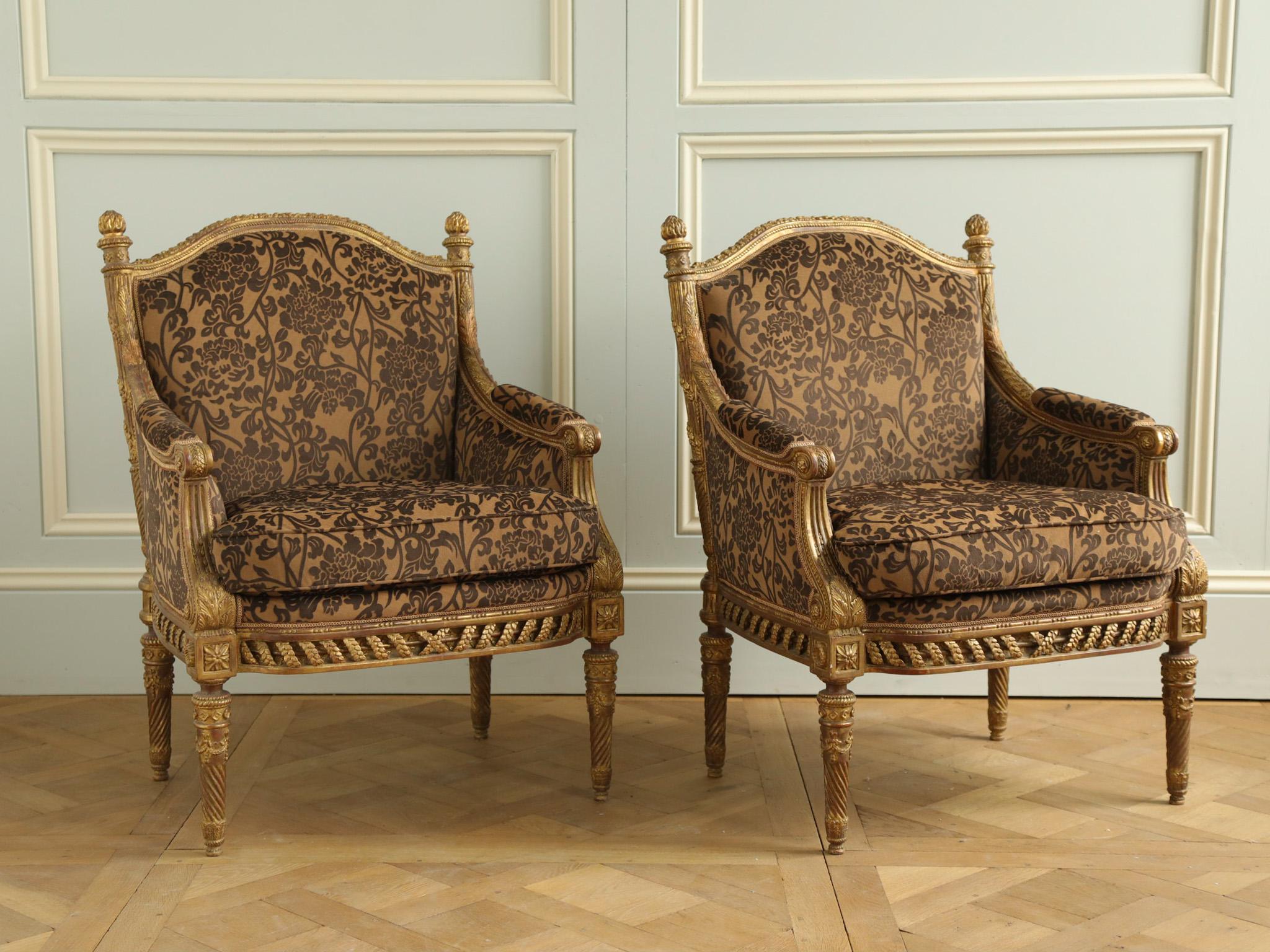 Fein geschnitzter Giltwood-Sessel im Louis-XVI-Stil  im Angebot 1