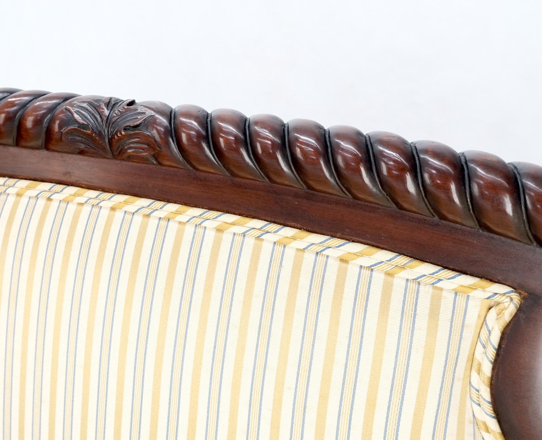 Fein geschnitzter Mahagoni-Sofa Loveseat mit Empire-Krallenfüßen und hoher Rückenlehne, CLEAN (20. Jahrhundert) im Angebot