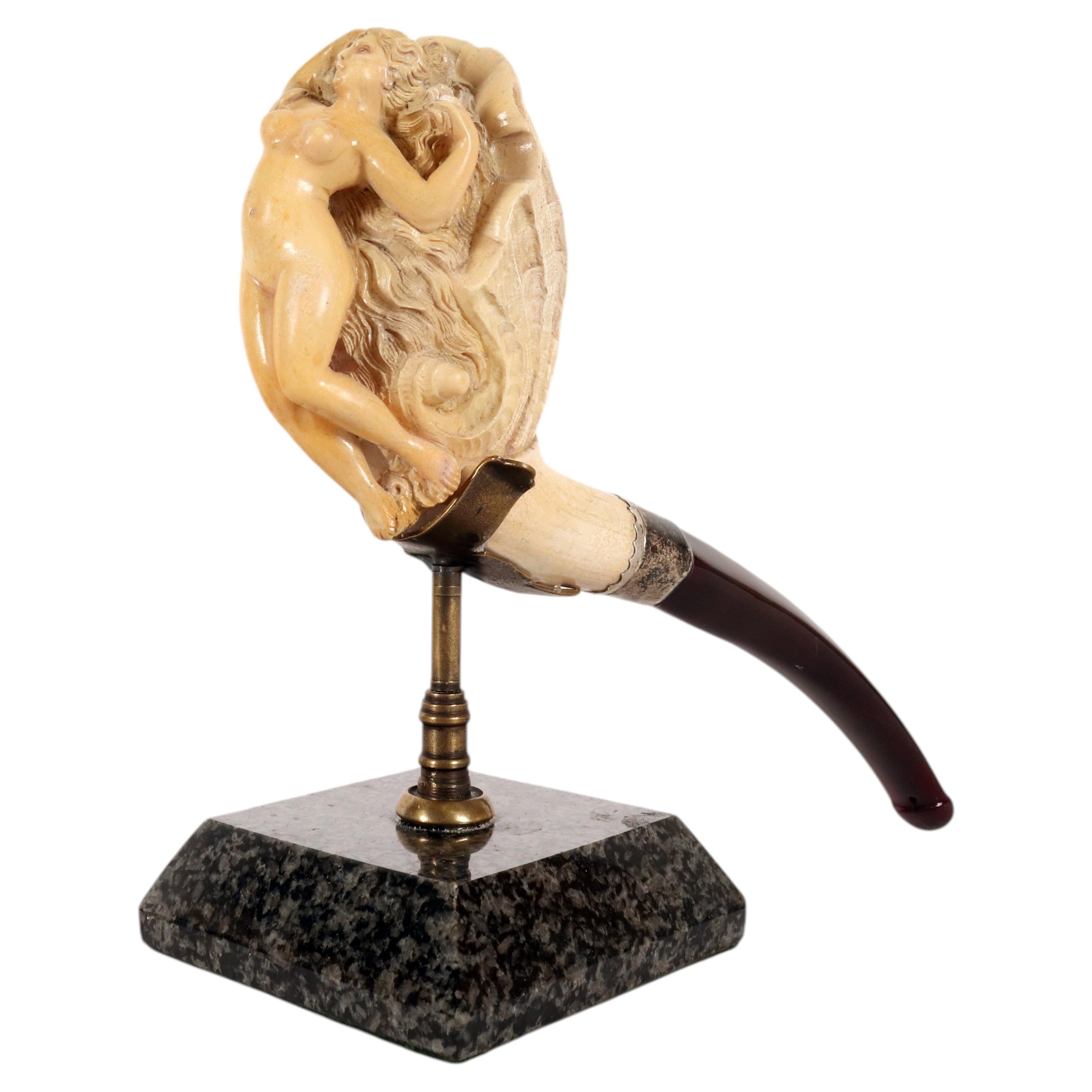 Pipa in meerschaum e ambra finemente intagliata, raffigurante Venere. Austria, circa 1890.