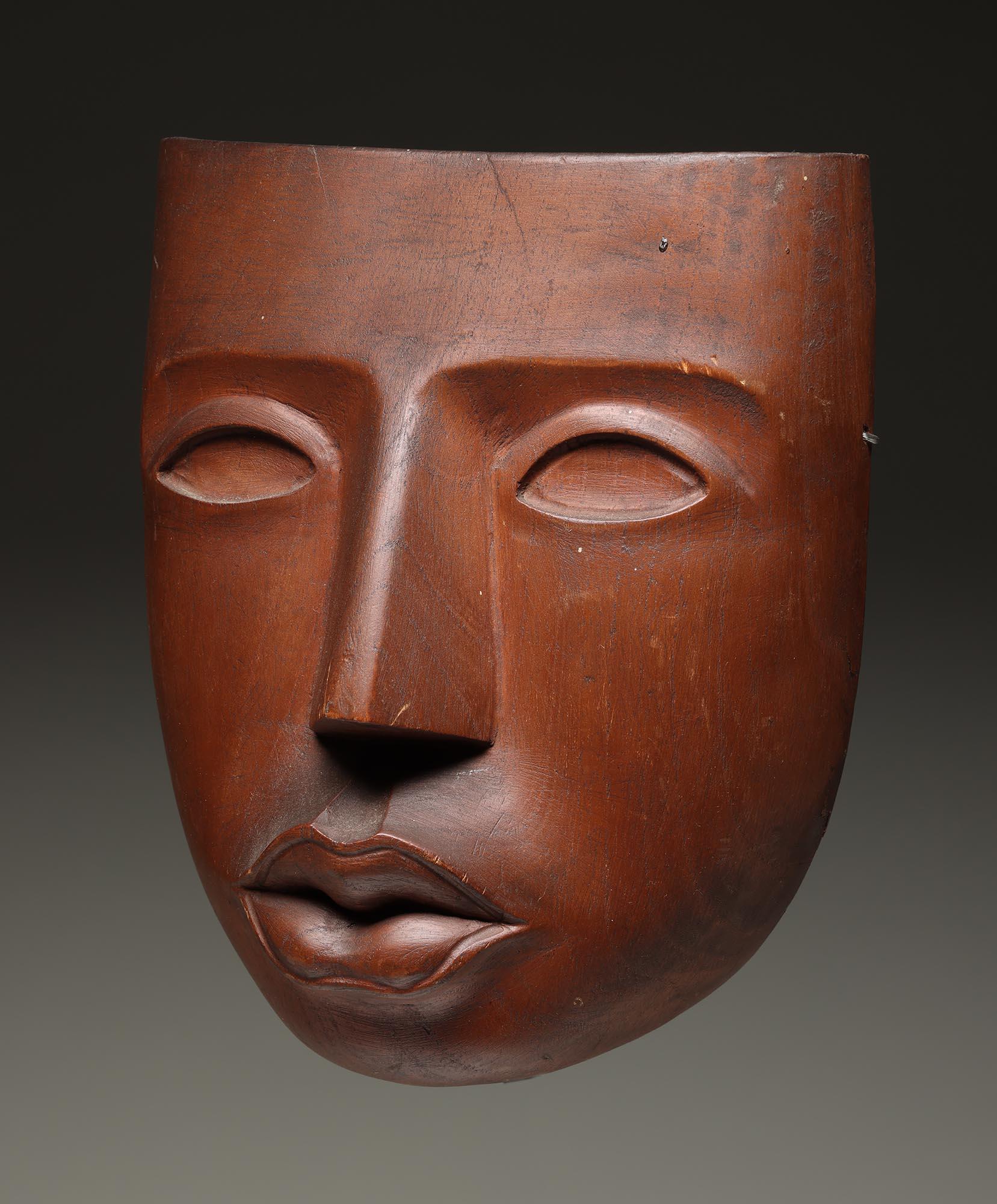 Máscara facial muy finamente tallada, probablemente de la costa noroeste de EEUU o Canadá.  Creado a mediados del siglo XX o antes, el artista es desgraciadamente desconocido.  Tallada en madera clara, probablemente cedro, por un artista experto, la