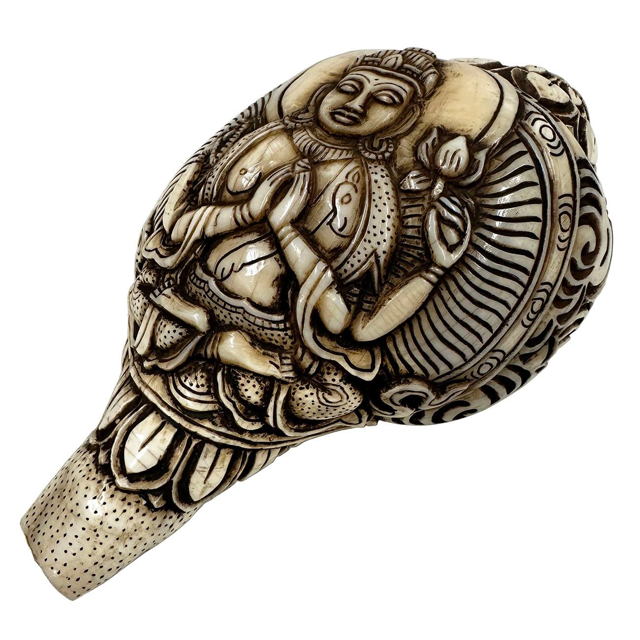 Découvrez la résonance céleste de notre coquille de conque, une magnifique union de la spiritualité et de l'art. Elle incarne le respect et la tradition grâce à la divinité méticuleusement sculptée dessus.
Mesurant 4 pouces de hauteur et 7 pouces de