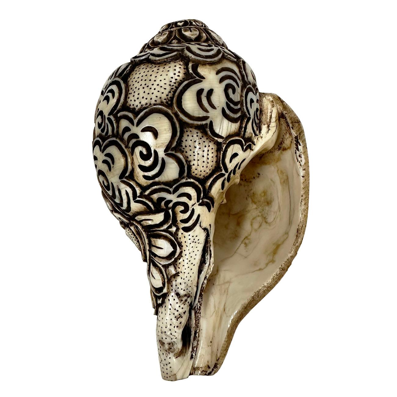 Coquille de conque bouddhiste tibétaine ancienne finement sculptée Bon état - En vente à Pomona, CA