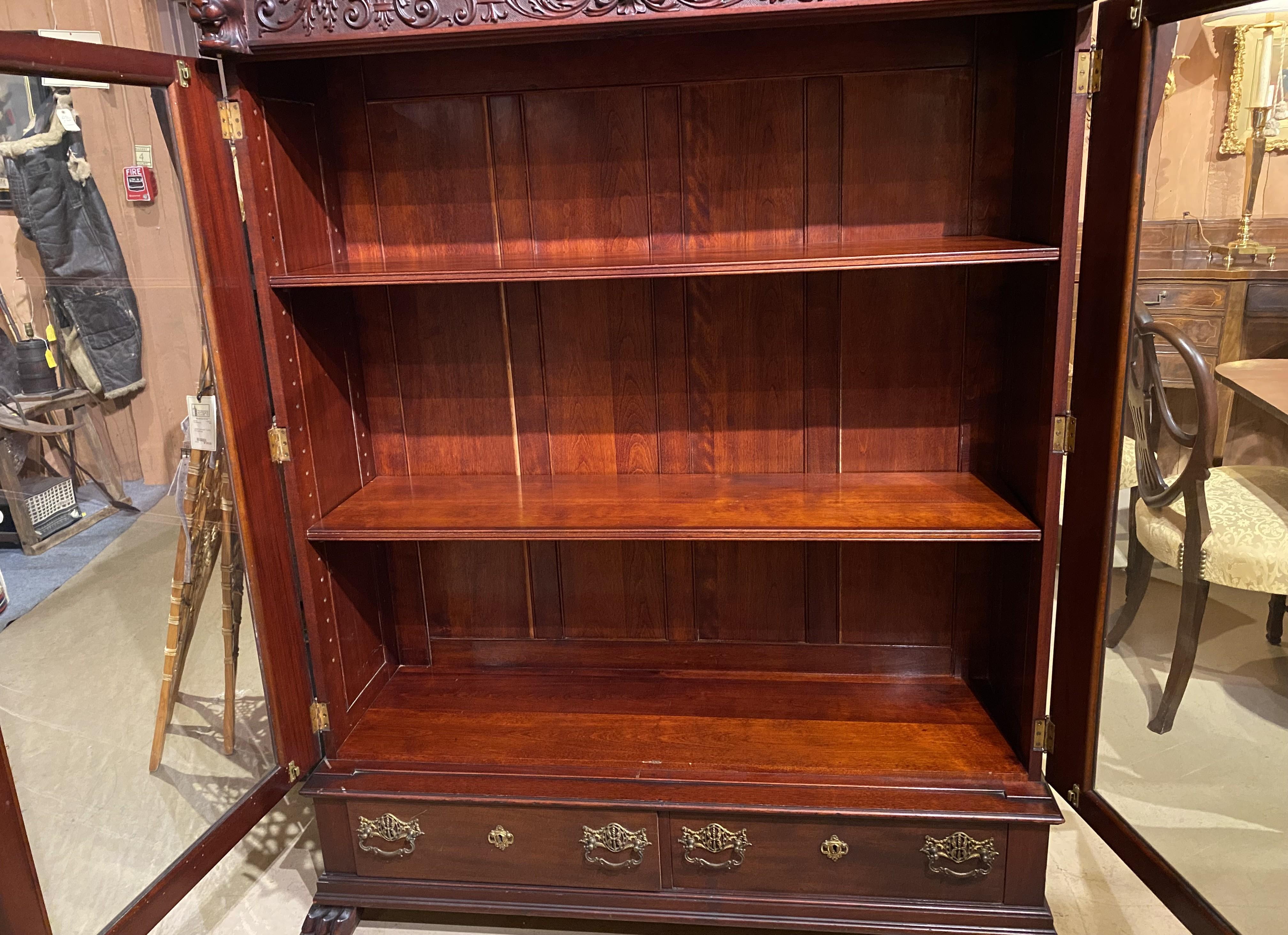 Fein geschnitzter Mahagoni-Geschirrschrank oder Bücherregal mit Löwenköpfen im Stil von R.J. Horner im Angebot 3