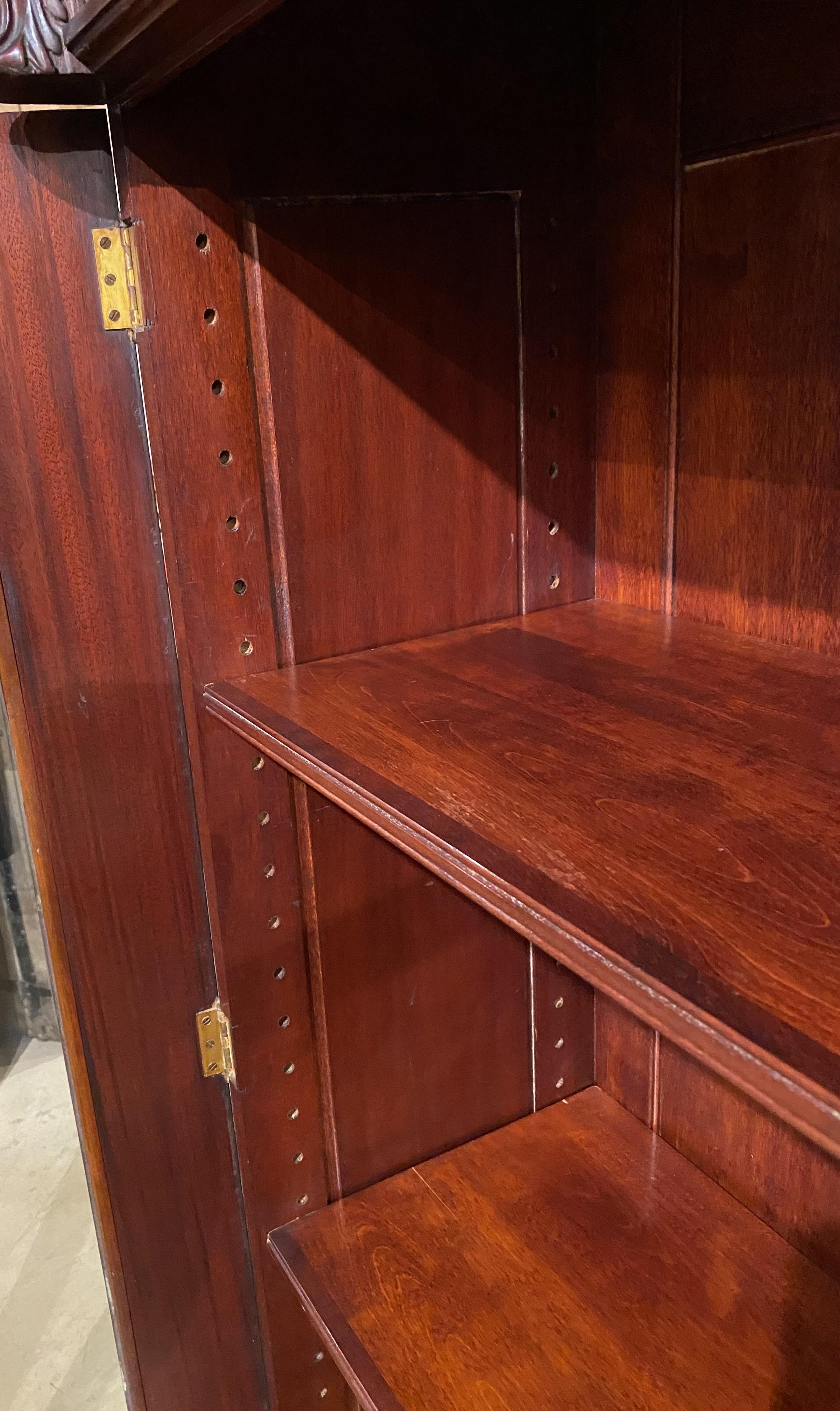 Fein geschnitzter Mahagoni-Geschirrschrank oder Bücherregal mit Löwenköpfen im Stil von R.J. Horner im Angebot 4