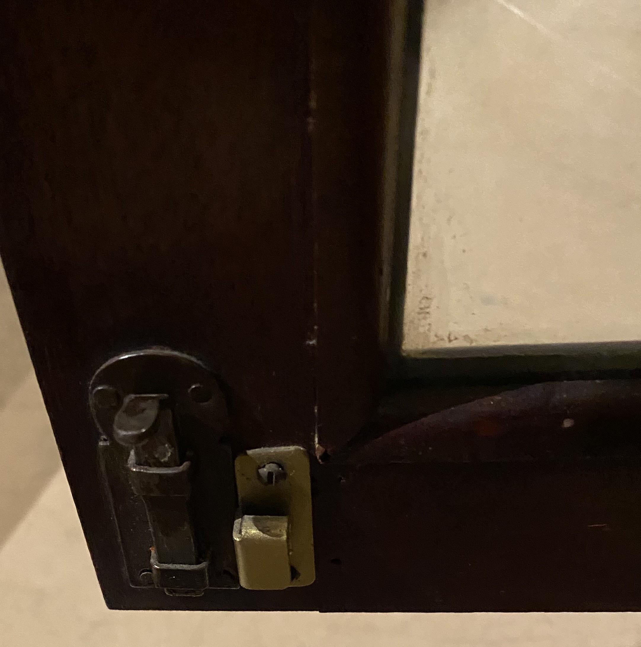 Fein geschnitzter Mahagoni-Geschirrschrank oder Bücherregal mit Löwenköpfen im Stil von R.J. Horner im Angebot 6