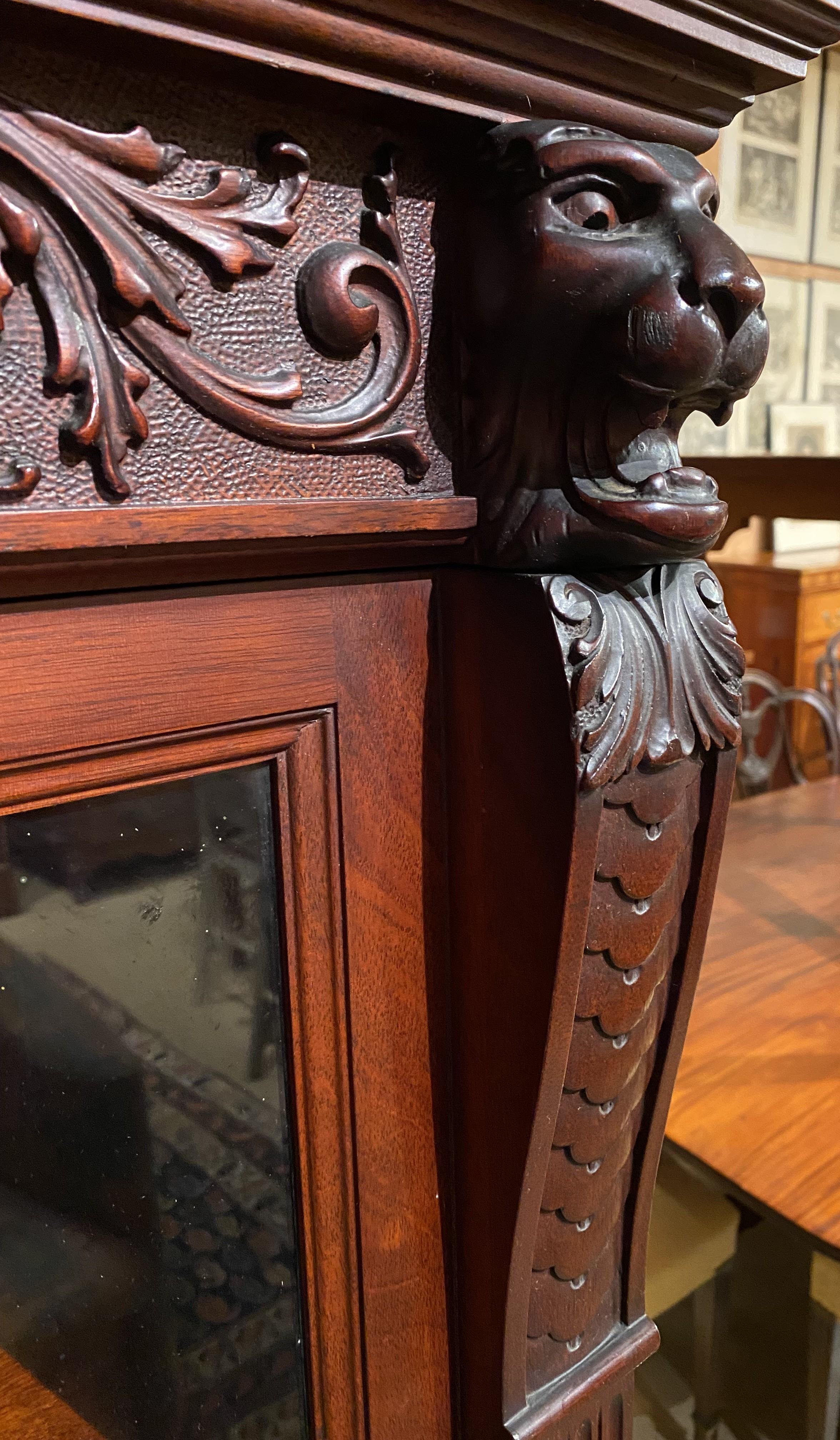 Fein geschnitzter Mahagoni-Geschirrschrank oder Bücherregal mit Löwenköpfen im Stil von R.J. Horner im Angebot 7