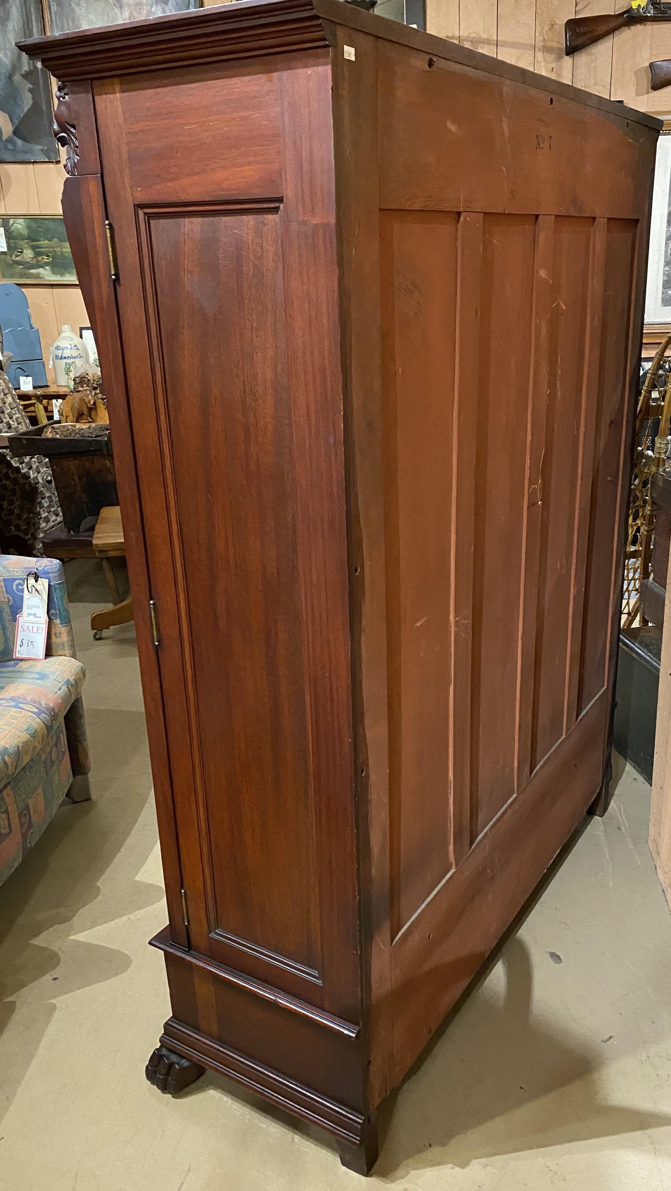 Fein geschnitzter Mahagoni-Geschirrschrank oder Bücherregal mit Löwenköpfen im Stil von R.J. Horner im Angebot 8