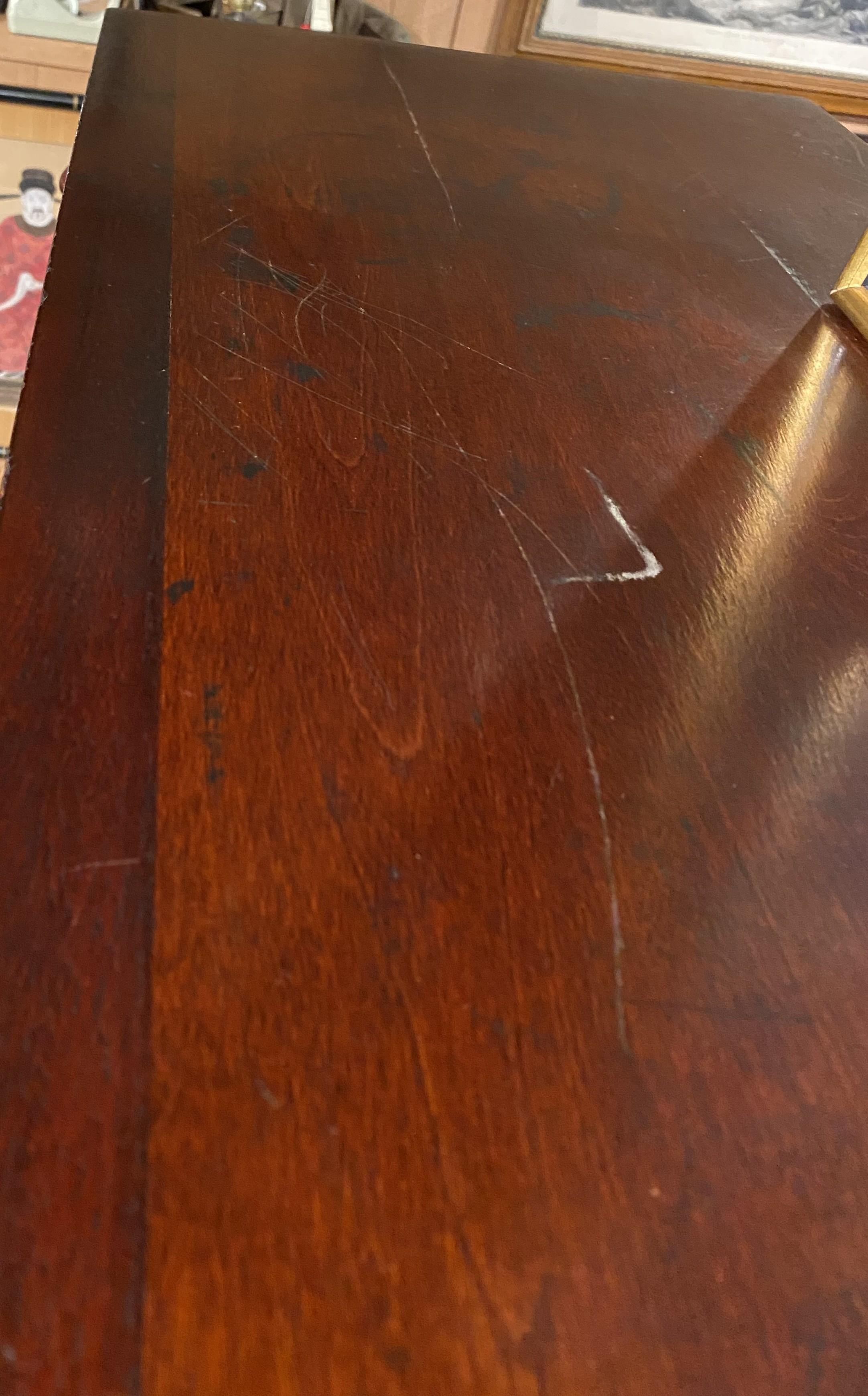 Fein geschnitzter Mahagoni-Geschirrschrank oder Bücherregal mit Löwenköpfen im Stil von R.J. Horner im Angebot 9