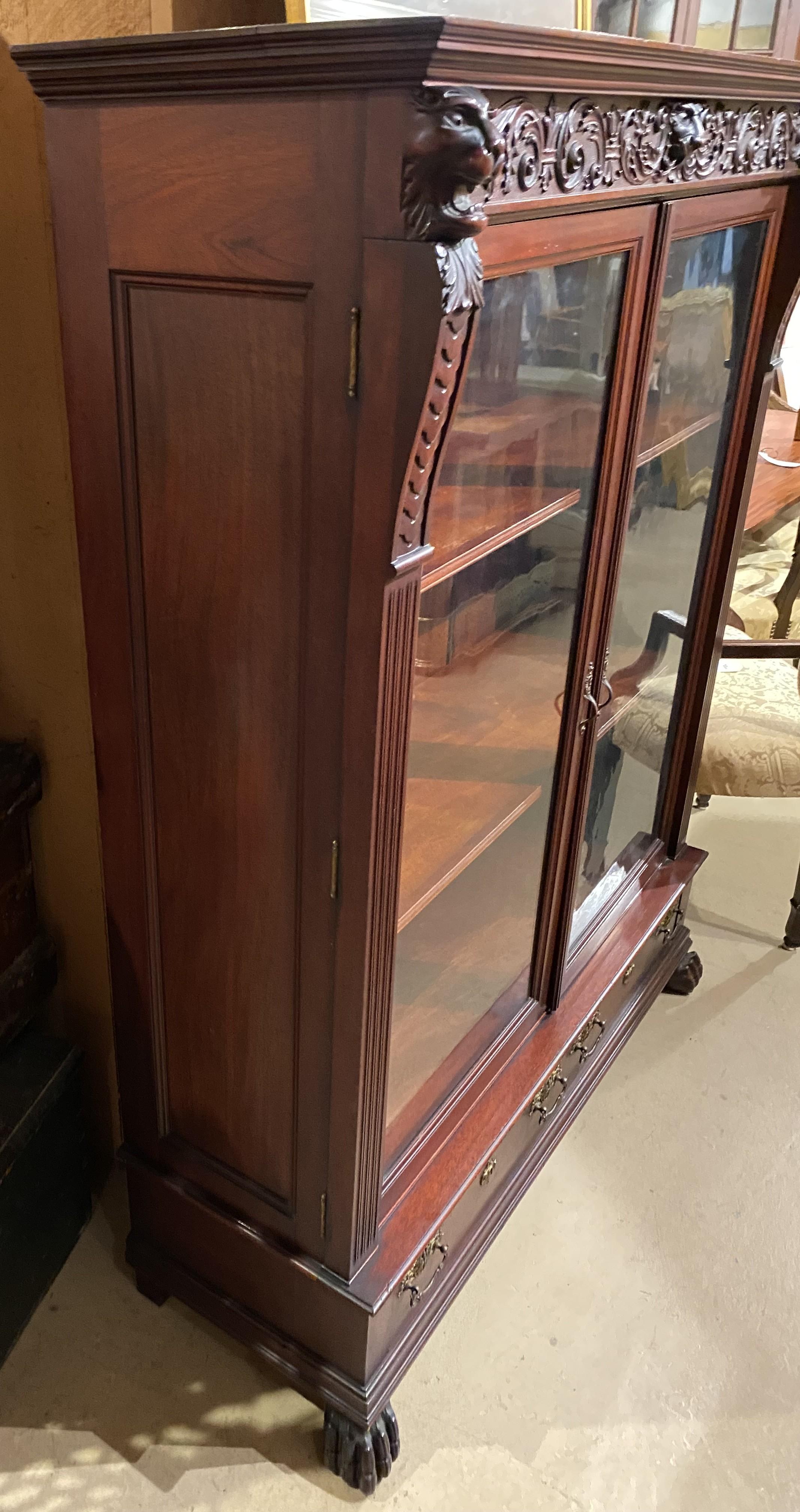 Fein geschnitzter Mahagoni-Geschirrschrank oder Bücherregal mit Löwenköpfen im Stil von R.J. Horner (amerikanisch) im Angebot