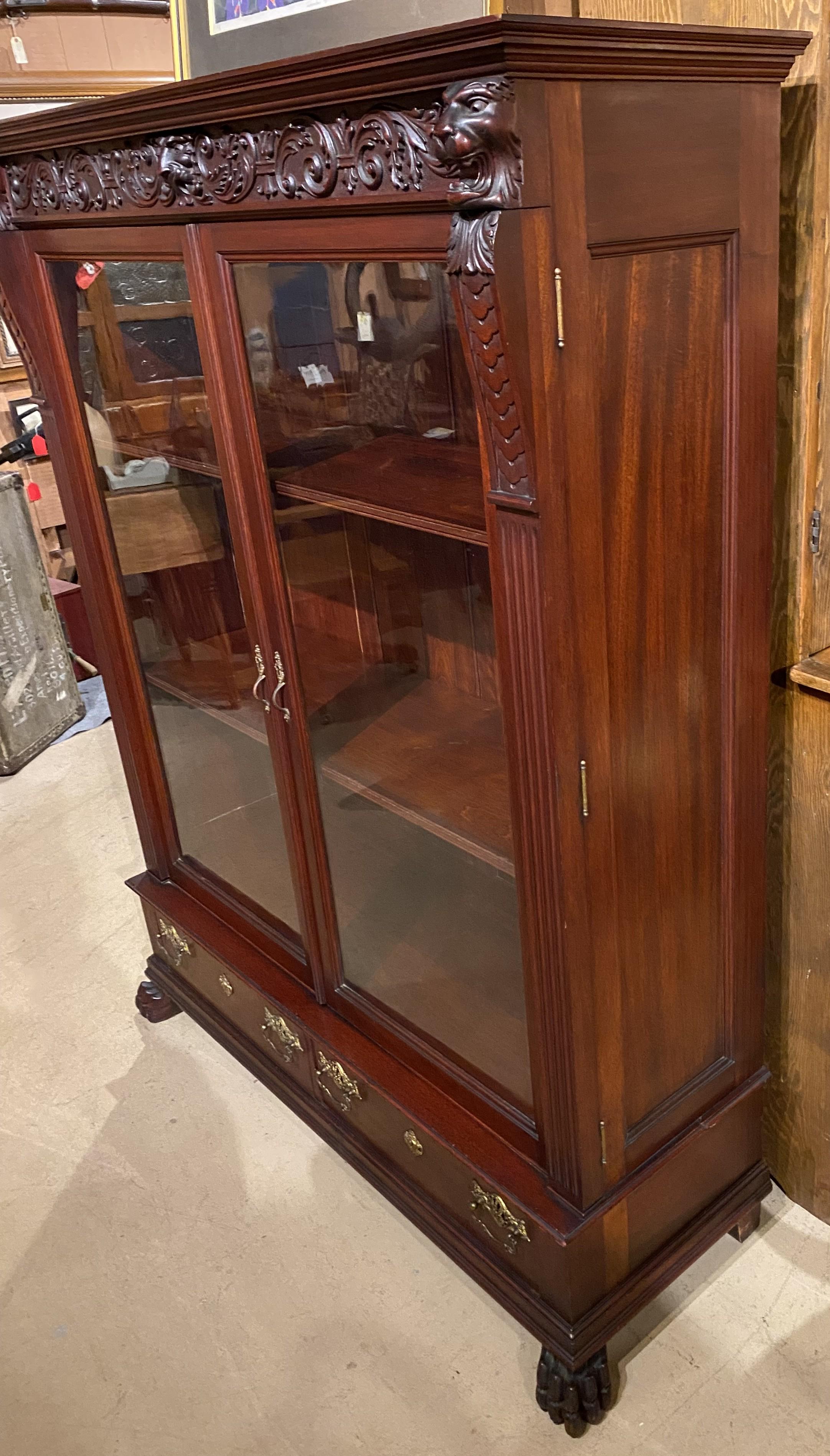 Fein geschnitzter Mahagoni-Geschirrschrank oder Bücherregal mit Löwenköpfen im Stil von R.J. Horner (Handgeschnitzt) im Angebot