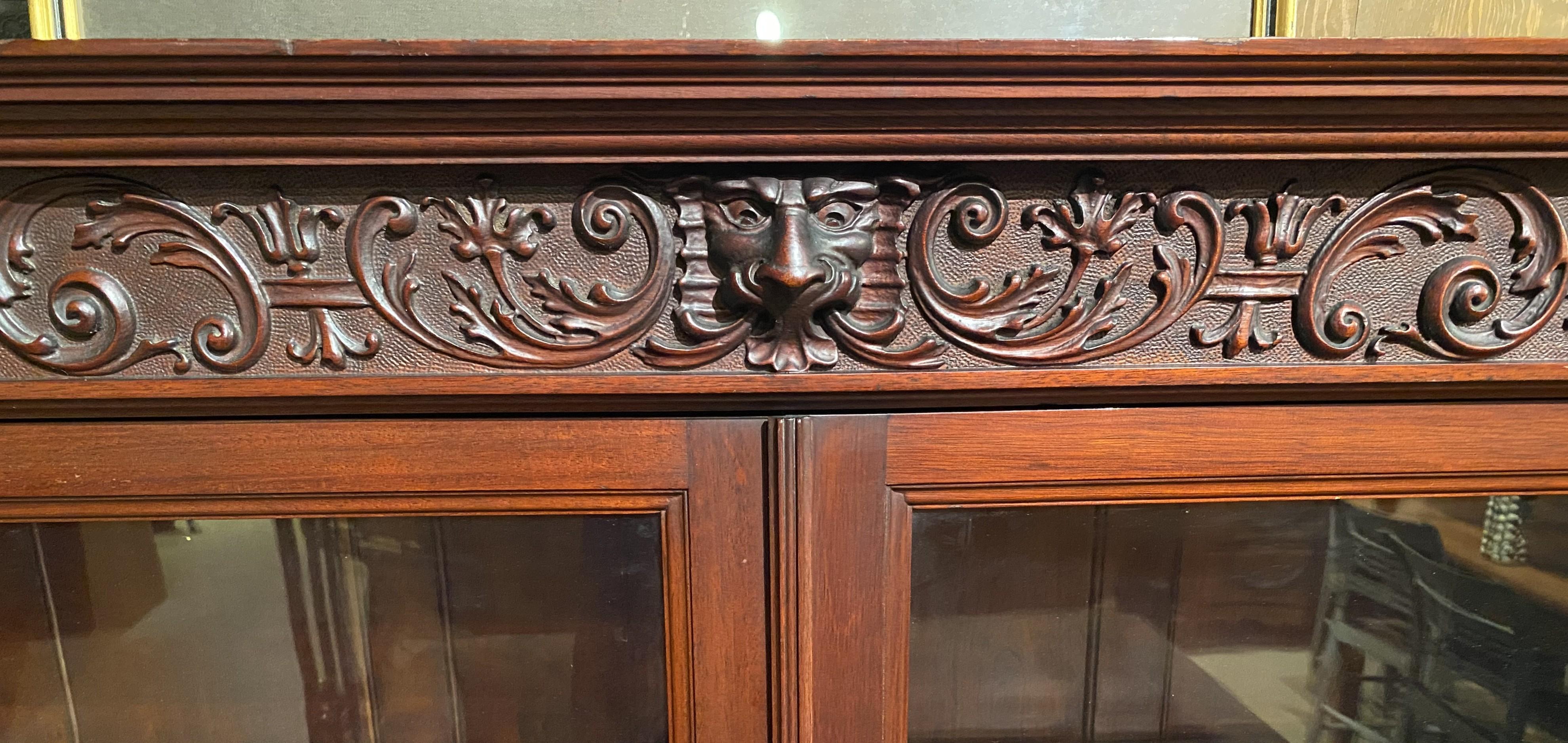 Fein geschnitzter Mahagoni-Geschirrschrank oder Bücherregal mit Löwenköpfen im Stil von R.J. Horner im Zustand „Gut“ im Angebot in Milford, NH