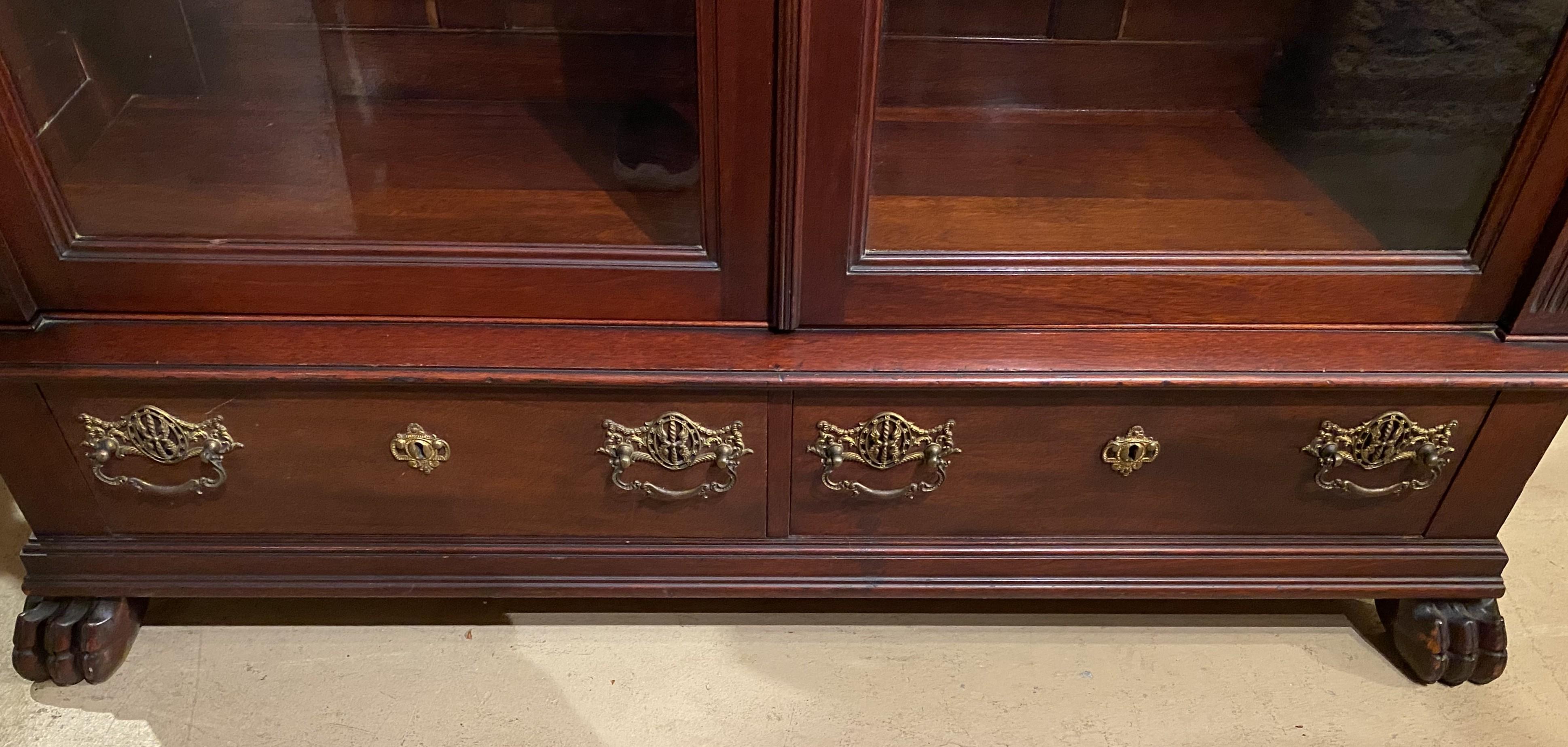Fein geschnitzter Mahagoni-Geschirrschrank oder Bücherregal mit Löwenköpfen im Stil von R.J. Horner (20. Jahrhundert) im Angebot