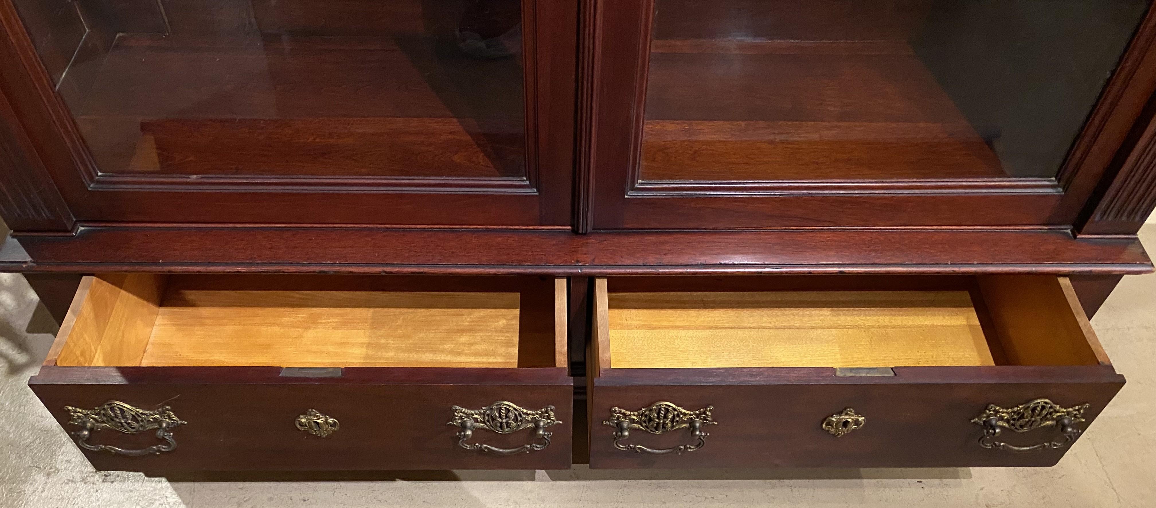 Fein geschnitzter Mahagoni-Geschirrschrank oder Bücherregal mit Löwenköpfen im Stil von R.J. Horner (Messing) im Angebot