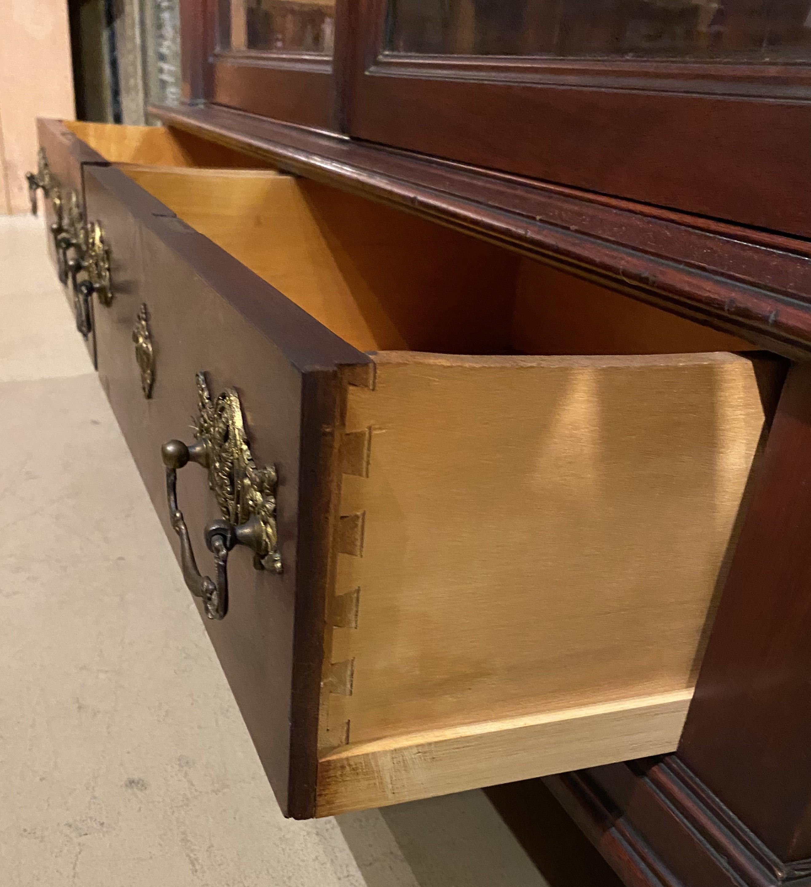 Fein geschnitzter Mahagoni-Geschirrschrank oder Bücherregal mit Löwenköpfen im Stil von R.J. Horner im Angebot 1