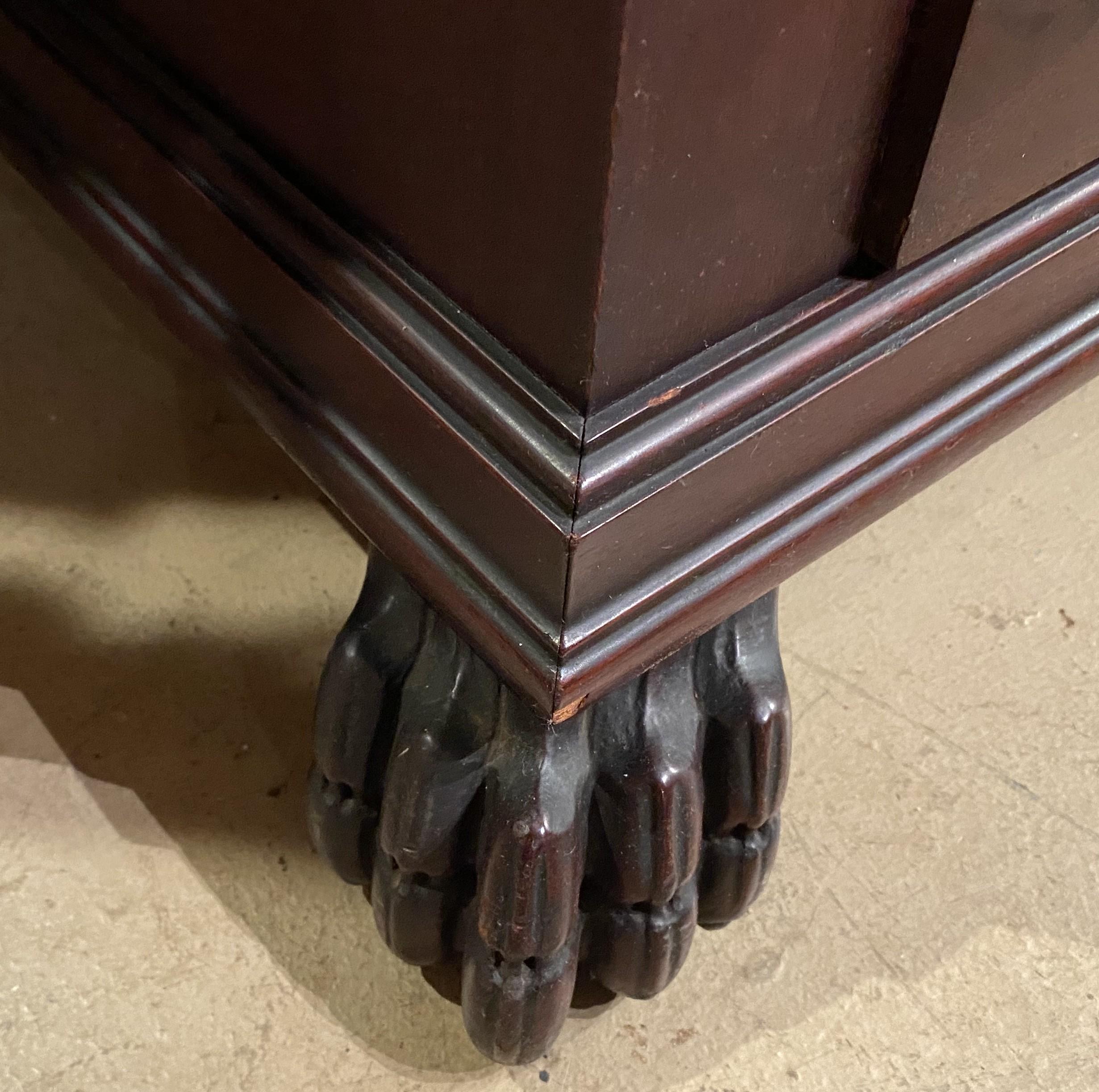 Fein geschnitzter Mahagoni-Geschirrschrank oder Bücherregal mit Löwenköpfen im Stil von R.J. Horner im Angebot 2