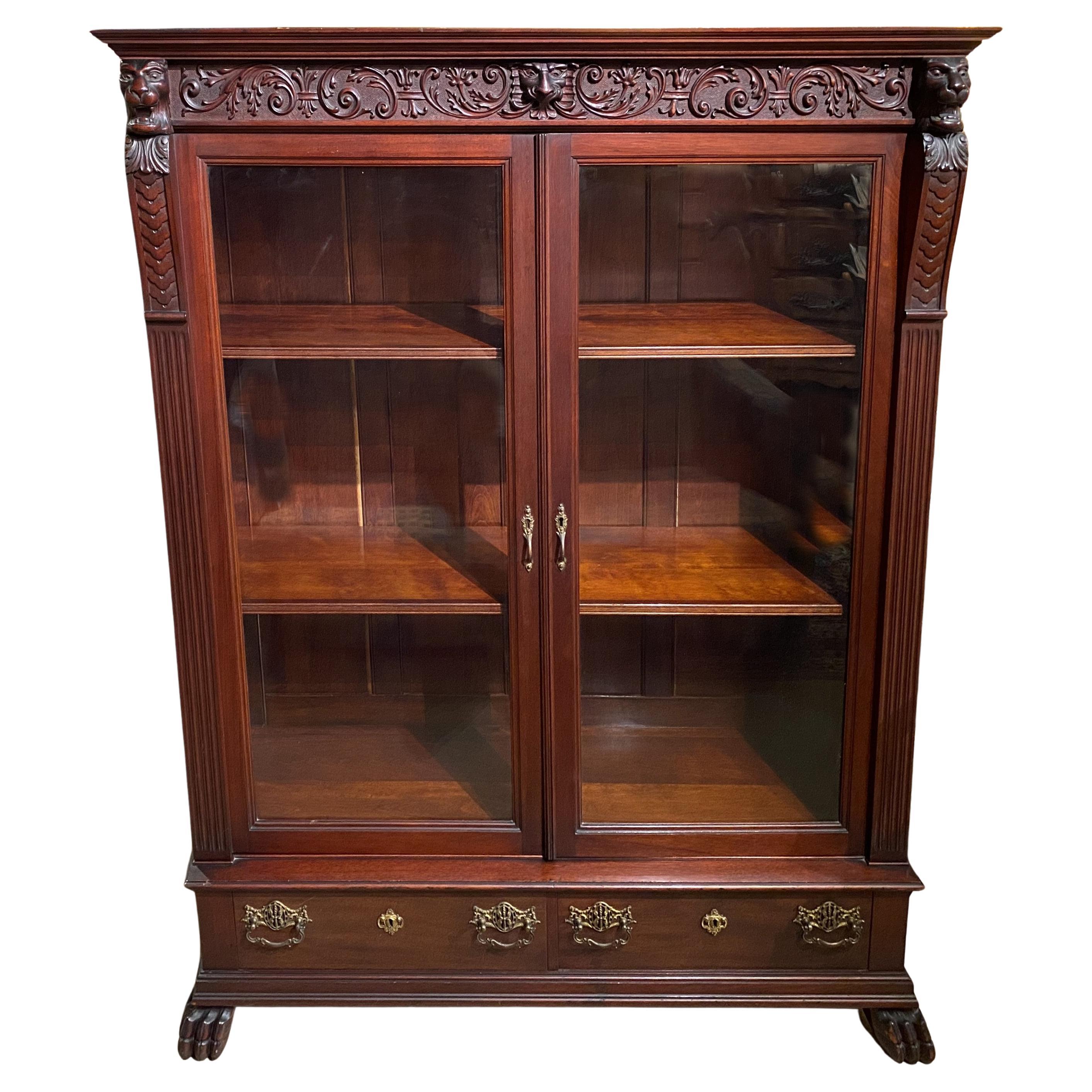 Vaisselier ou bibliothèque en acajou finement sculpté de style J.J. Horner avec têtes de lions