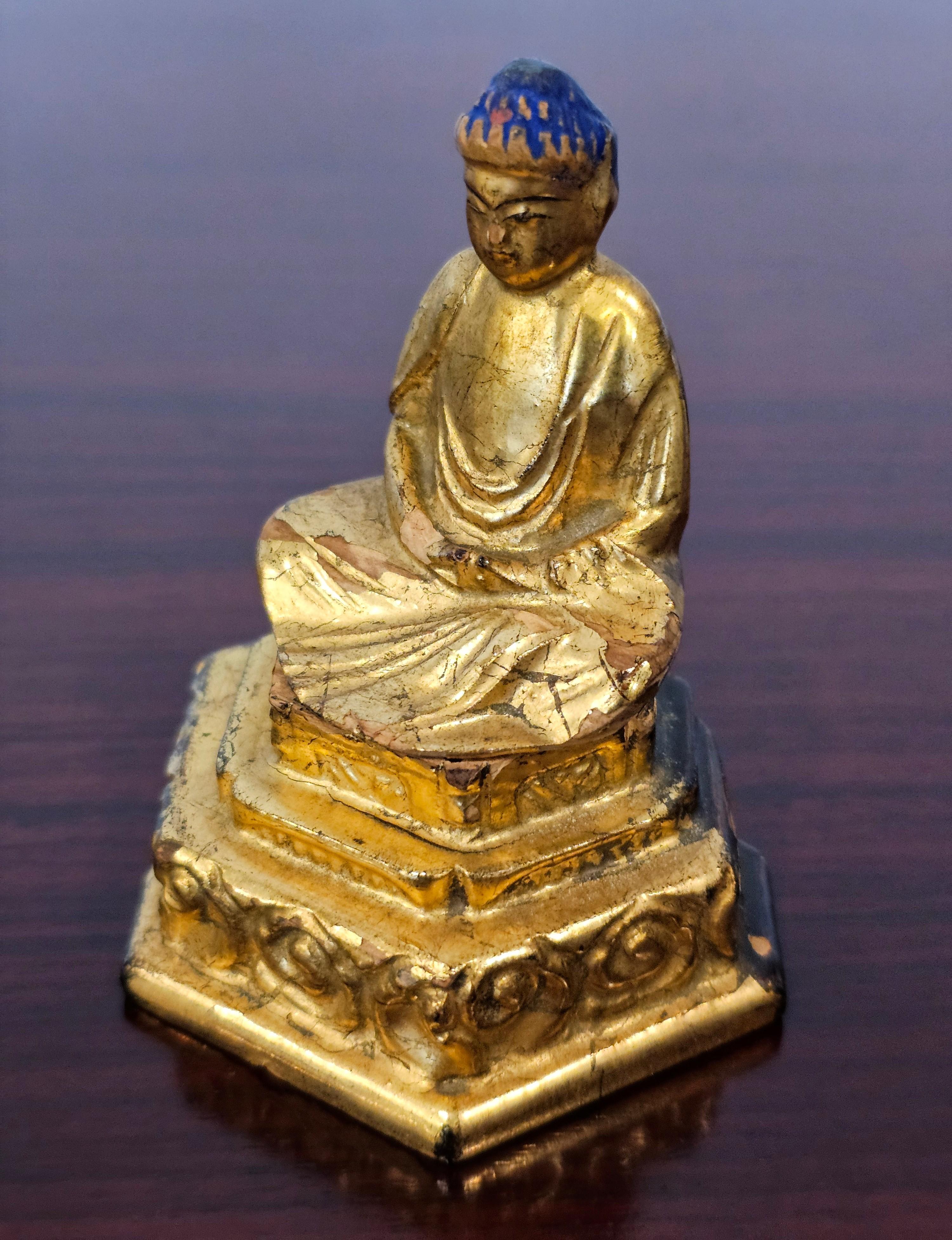 Finely Carved Small Antique Japanese Buddha Figure Lacquered Gilded Sculpture In Fair Condition In Forney, TX