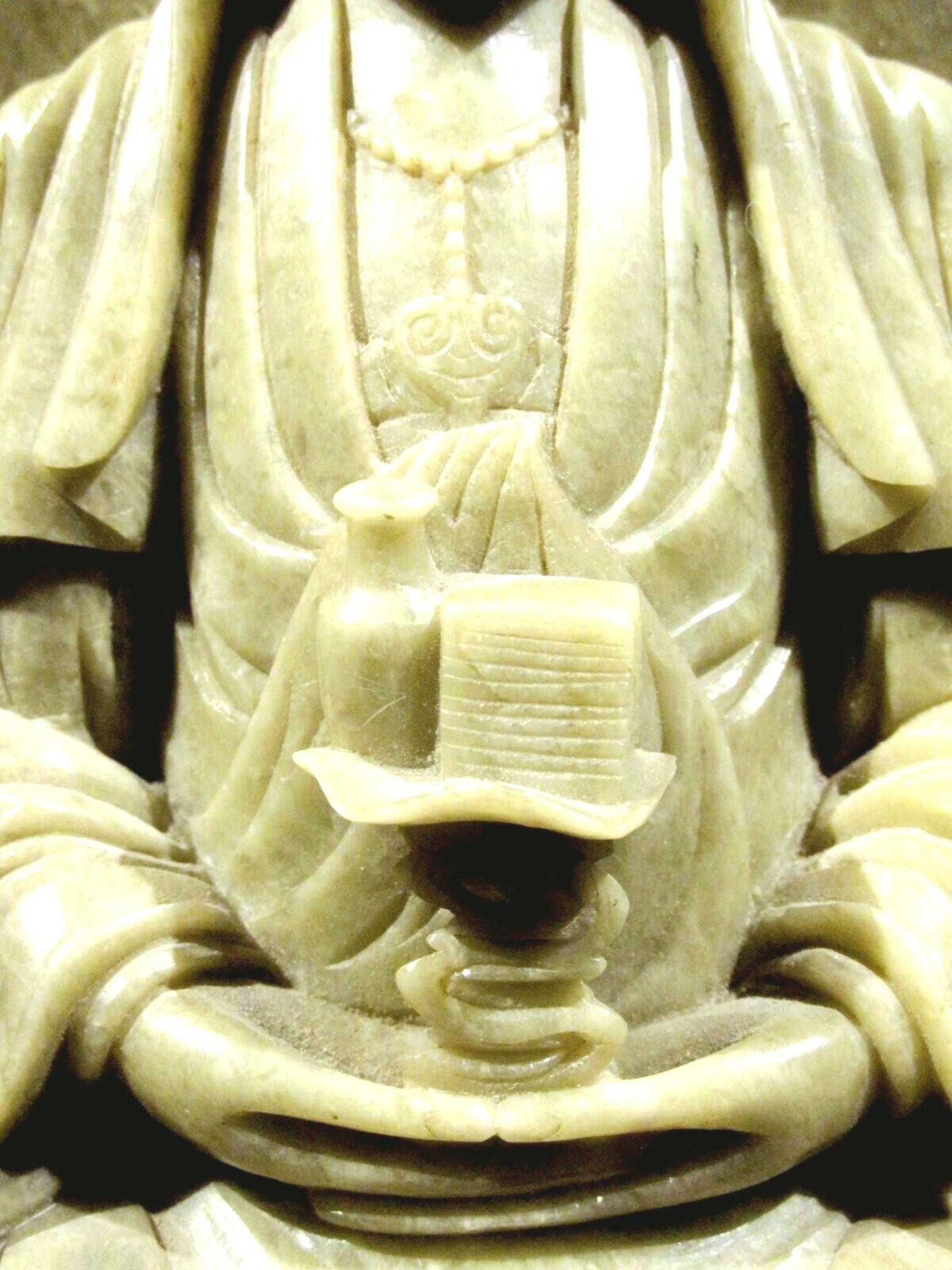 Fein geschnitzter buddhistischer Seifenstein-Stele des Bodhisattva Avalokiteshvara Guanyin (Speckstein) im Angebot