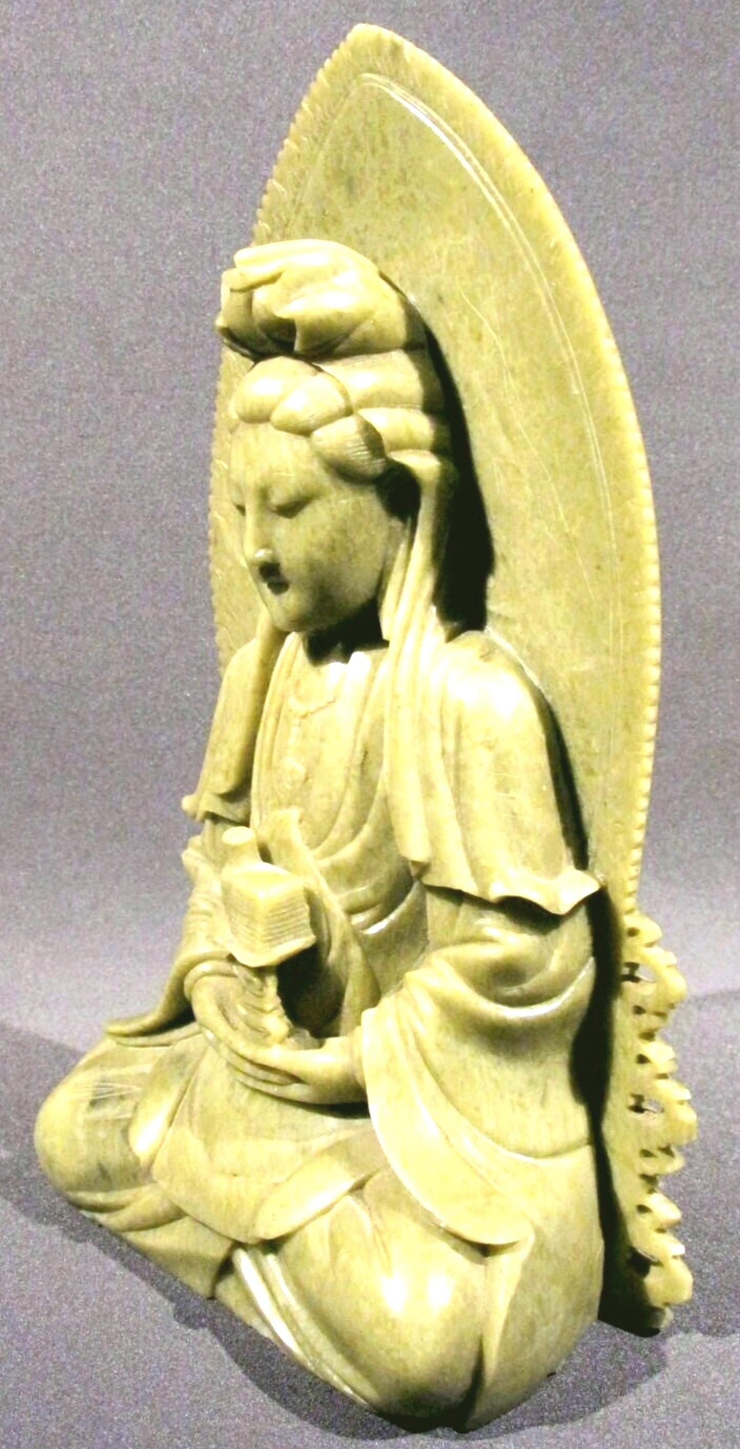 Fein geschnitzter buddhistischer Seifenstein-Stele des Bodhisattva Avalokiteshvara Guanyin (Qing-Dynastie) im Angebot