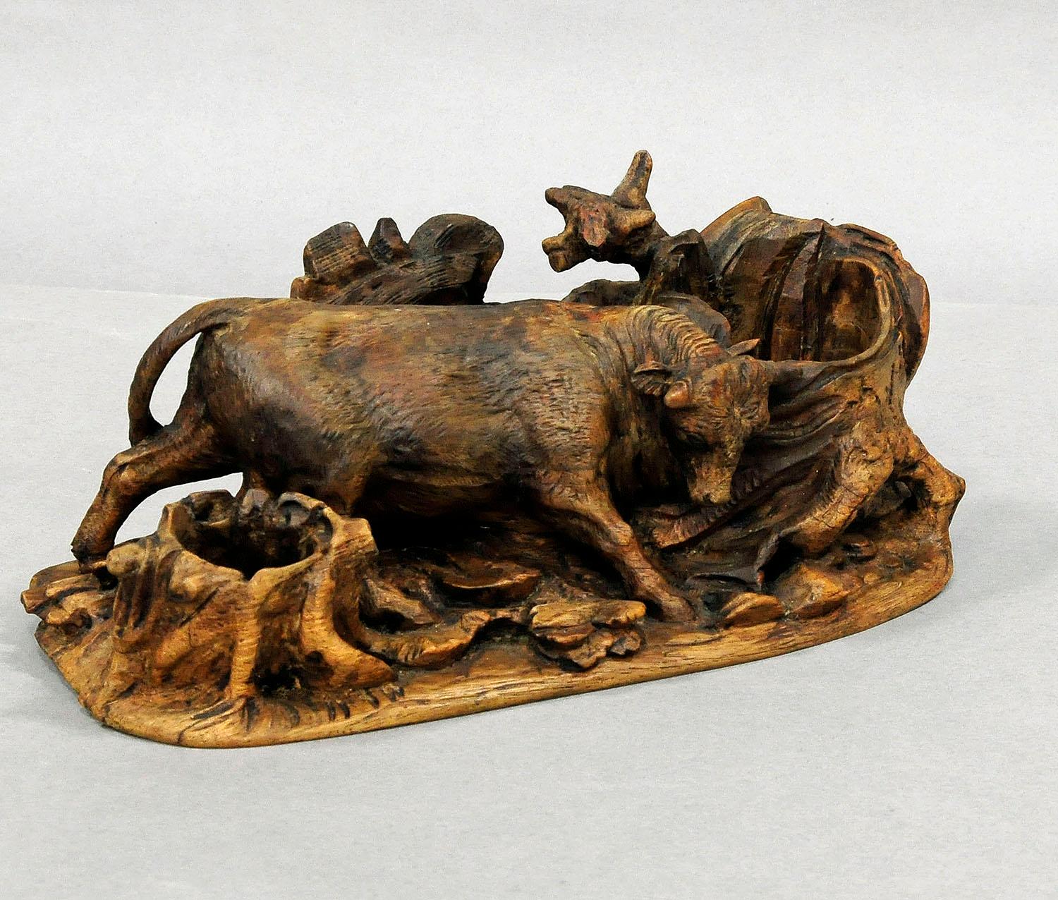 Forêt-Noire Finely Carved Statue of a Bull, Black Forest ca. 1900 en vente