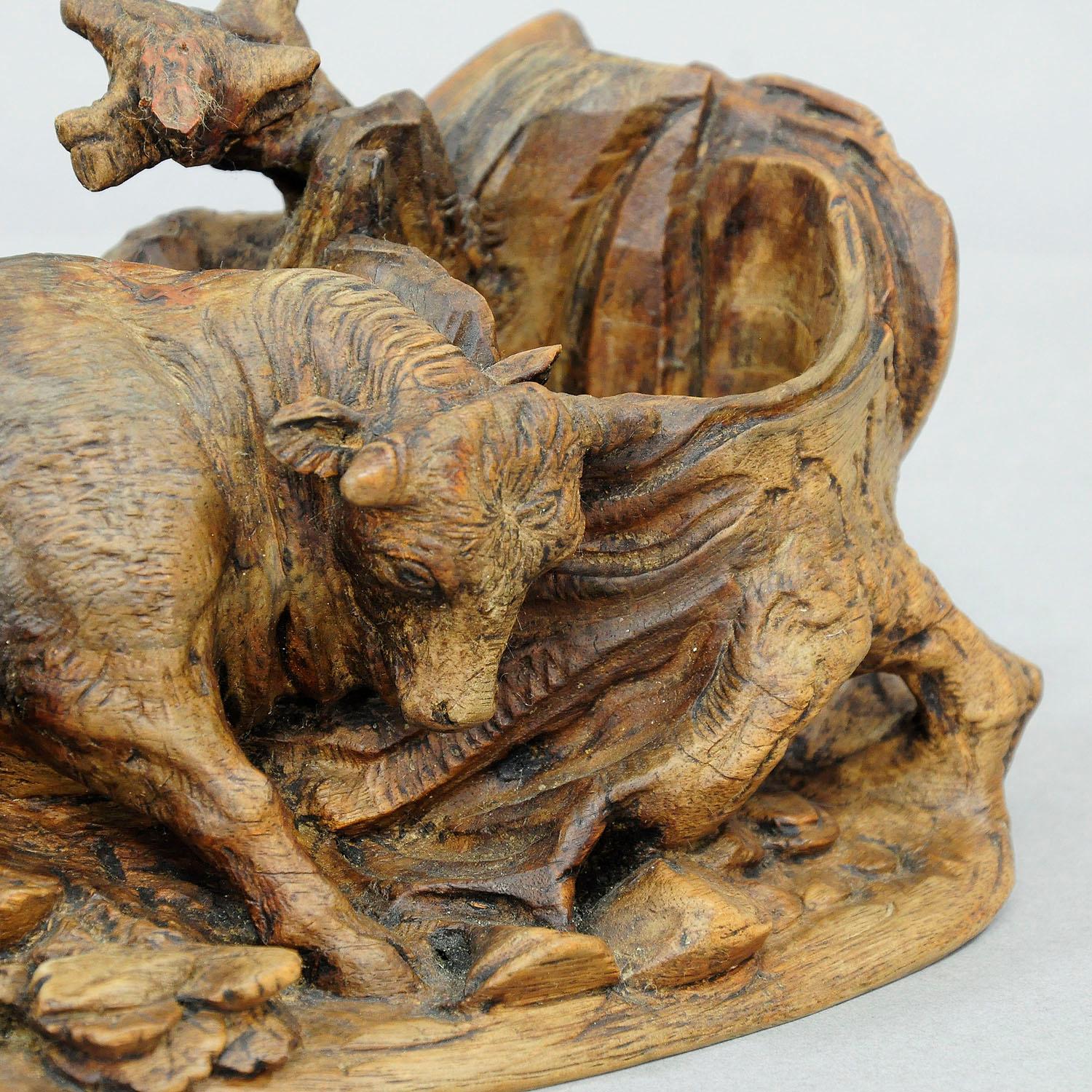 Finely Carved Statue of a Bull, Black Forest ca. 1900 In Good Condition For Sale In Berghuelen, DE