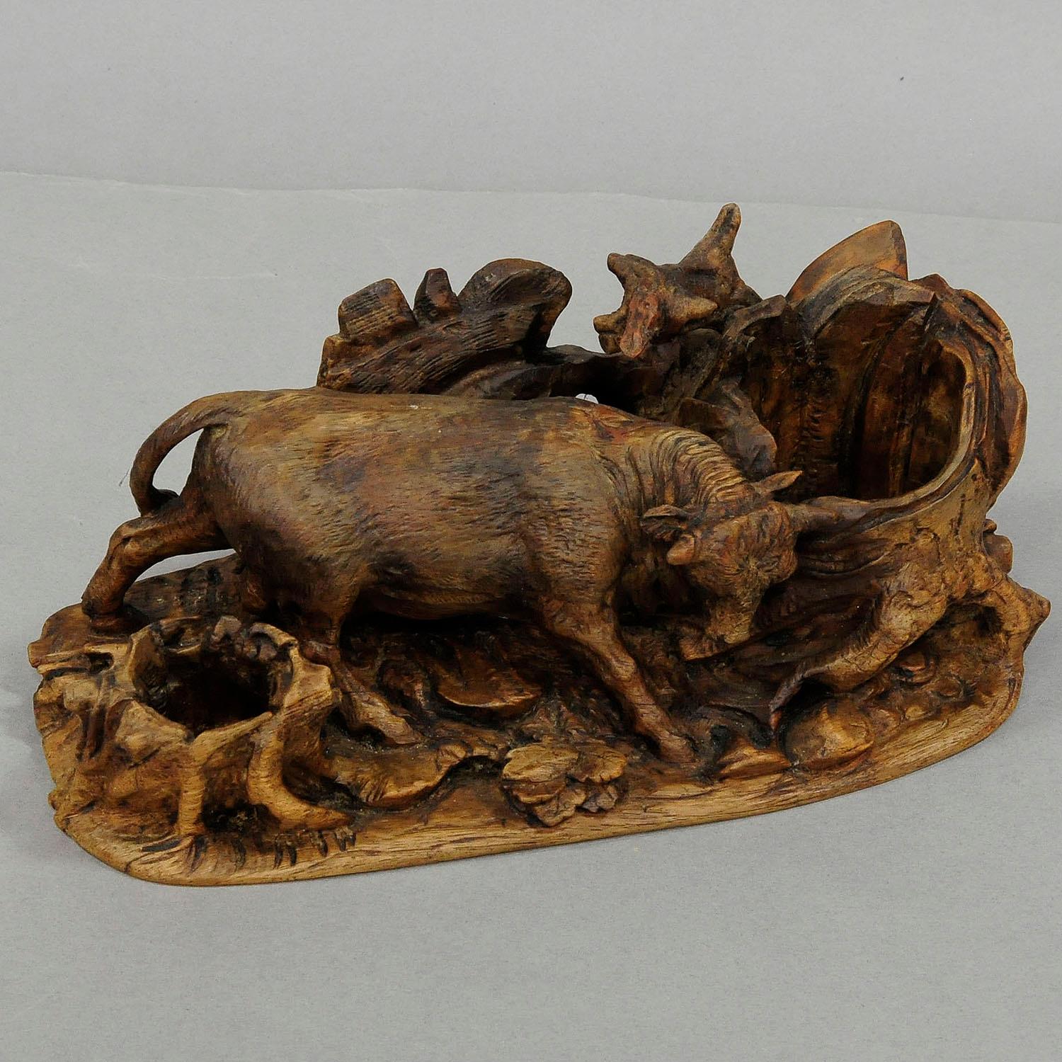 XIXe siècle Finely Carved Statue of a Bull, Black Forest ca. 1900 en vente