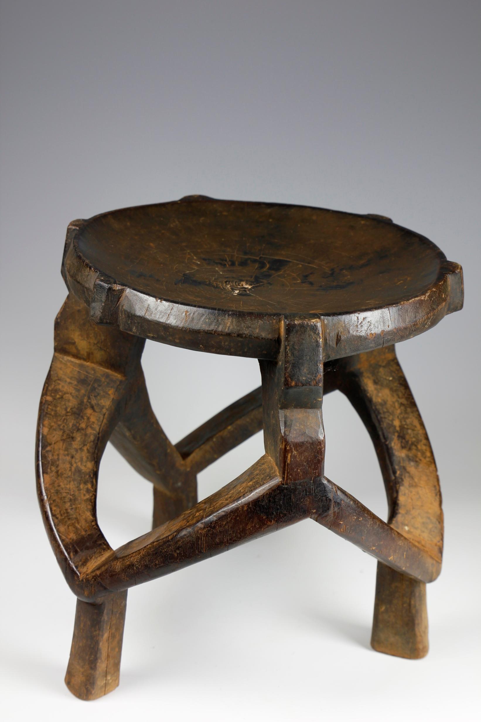 Finely Carved Tanzanian Chieftain's Stool In Good Condition For Sale In London, GB