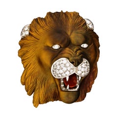 Vintage Finely Carved Tiger's Eye Quartz Brooch in the Form of a Lion's Head