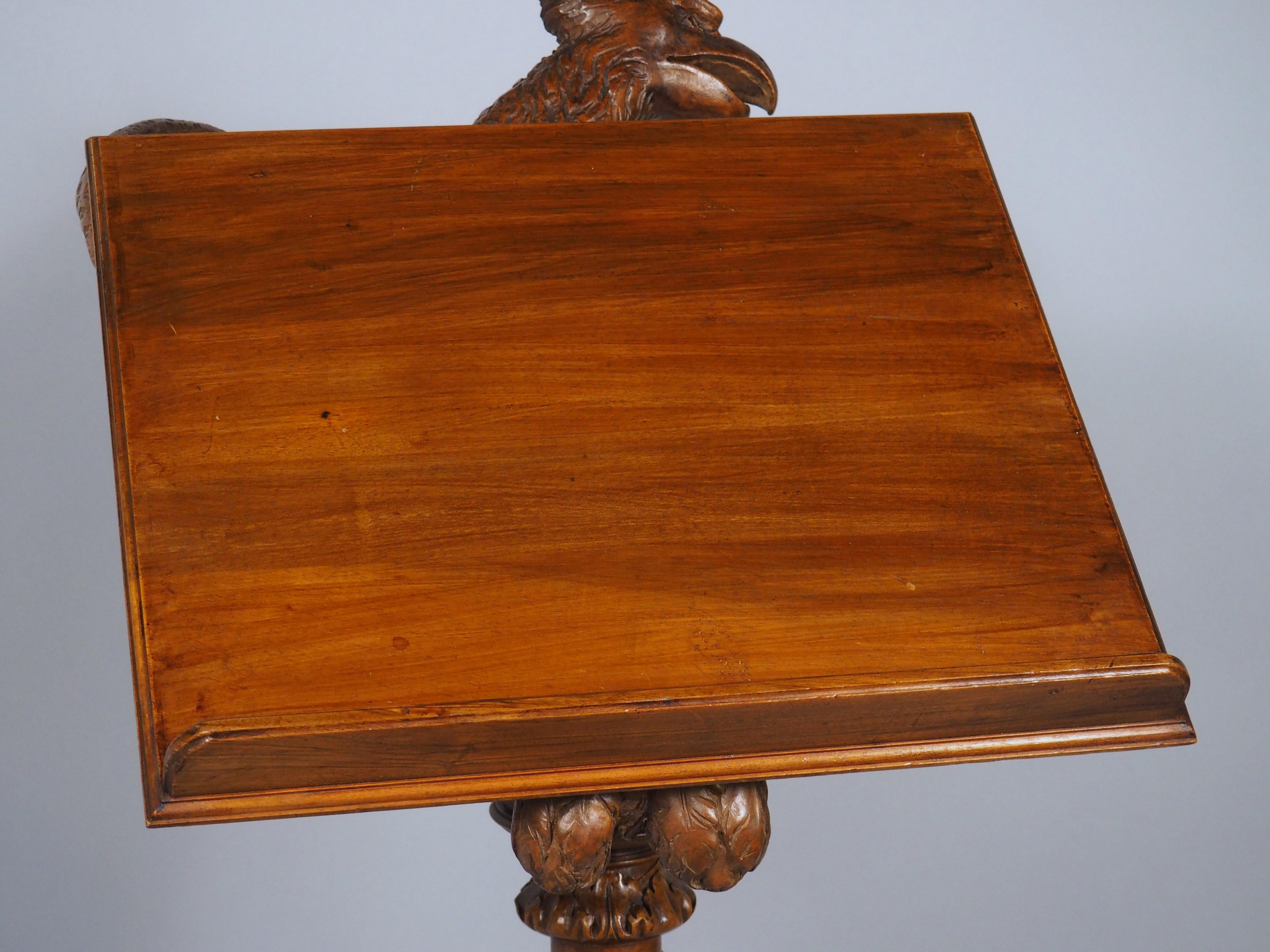 Fein geschnitztes Adler-Rednerpult aus Nussbaumholz aus Frankreich, CIRCA 1880 im Angebot 3