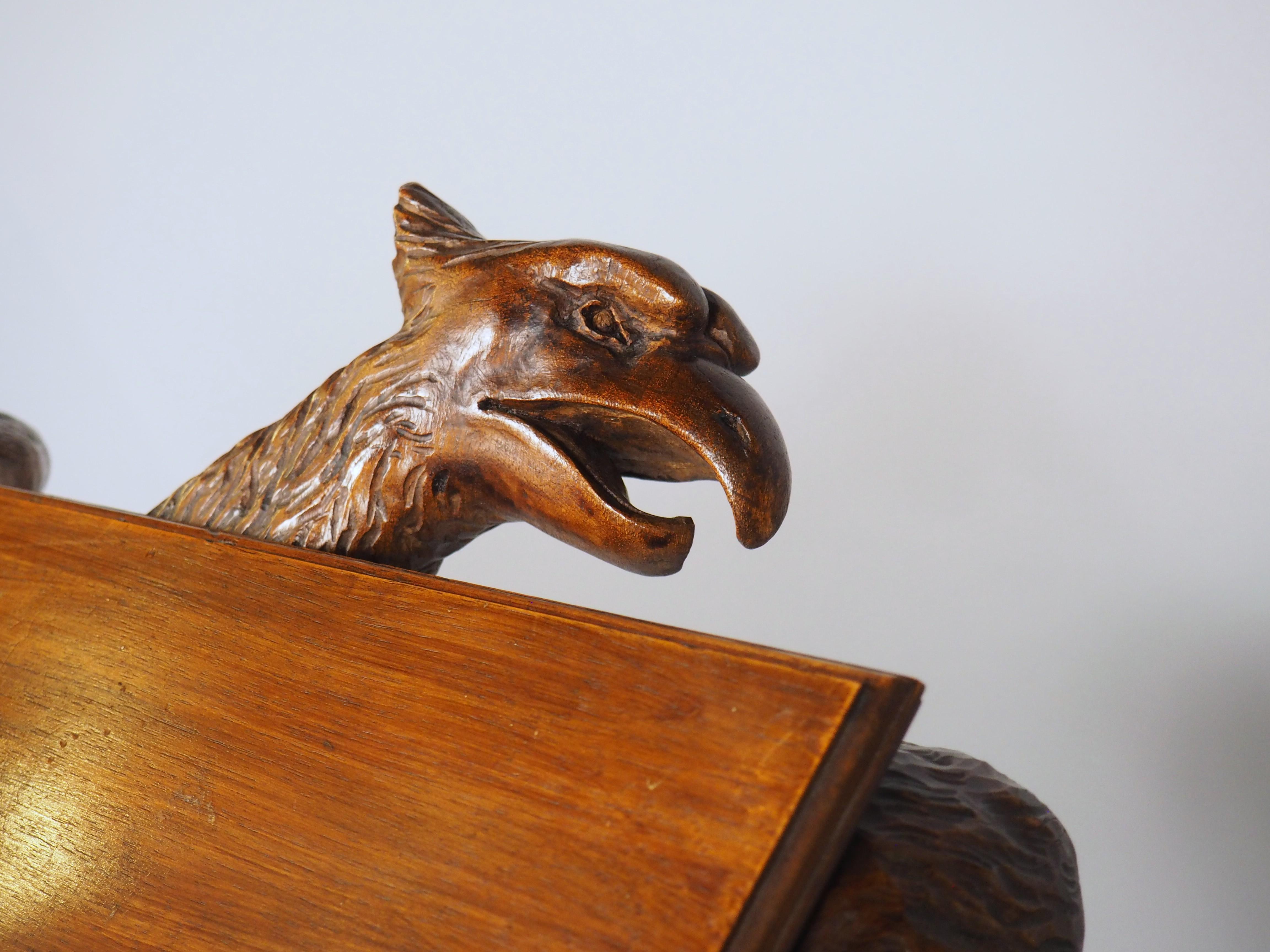 Fein geschnitztes Adler-Rednerpult aus Nussbaumholz aus Frankreich, CIRCA 1880 im Angebot 4