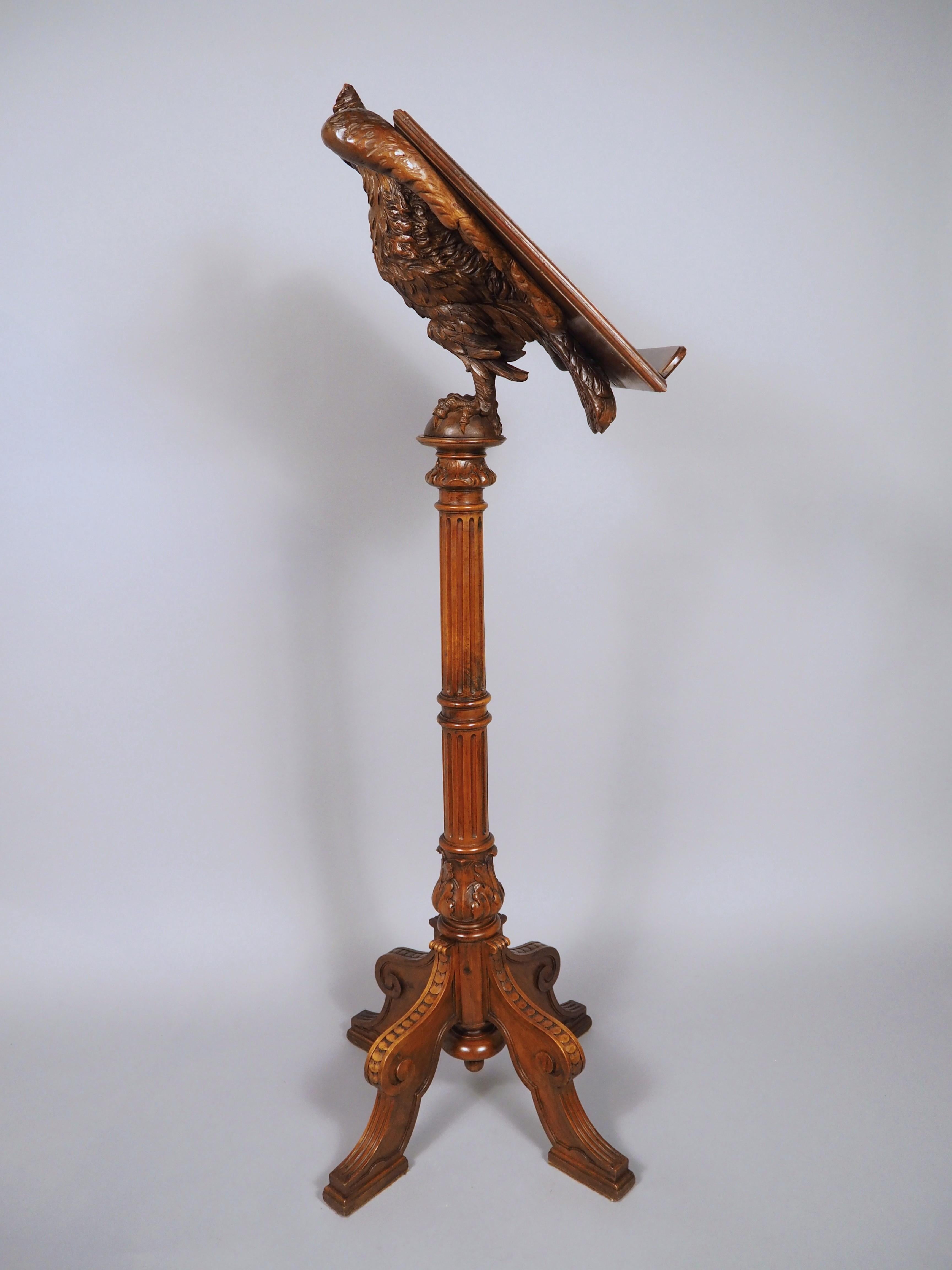 Fein geschnitztes Adler-Rednerpult aus Nussbaumholz aus Frankreich, CIRCA 1880 im Angebot 5