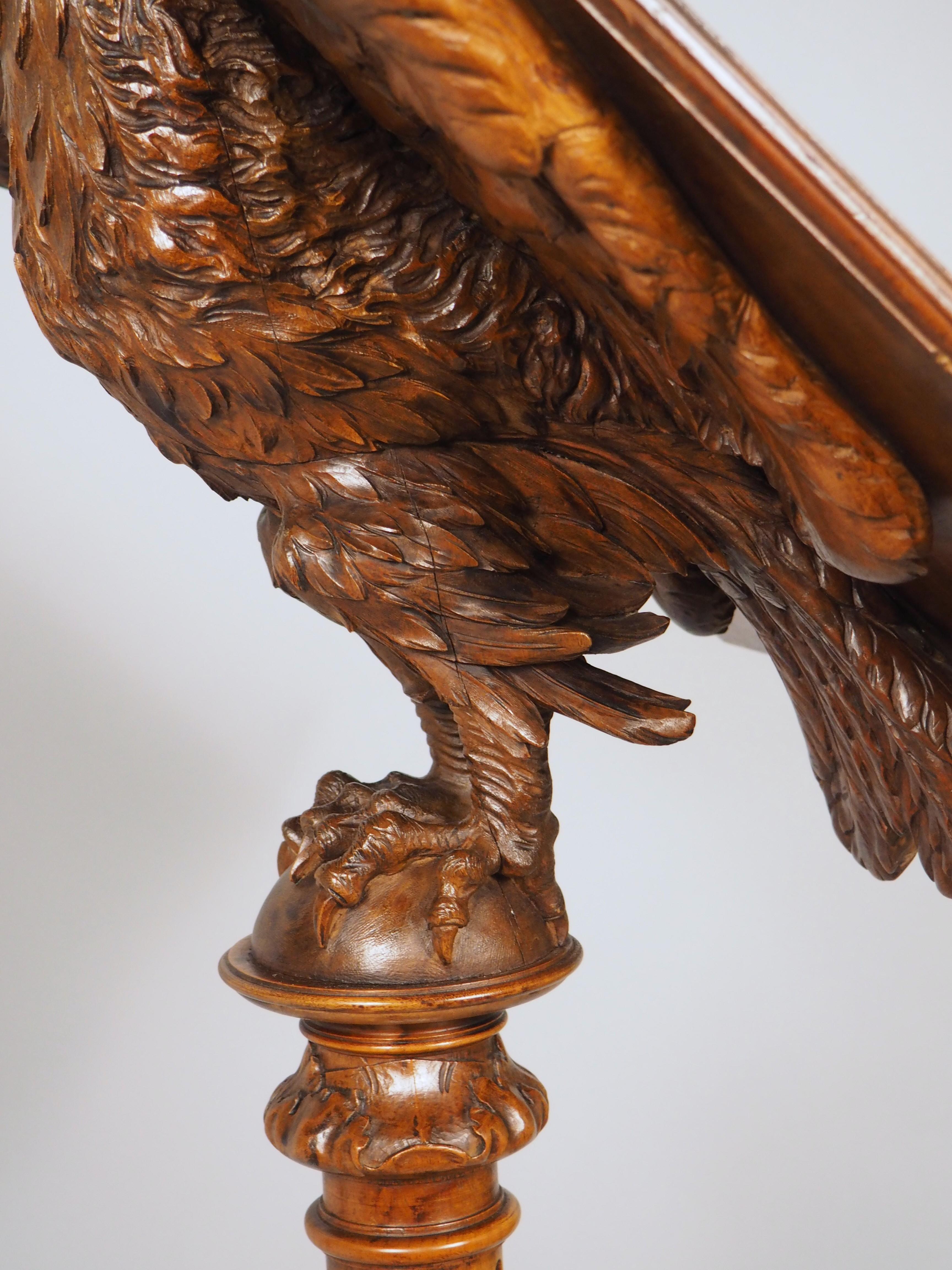 Fein geschnitztes Adler-Rednerpult aus Nussbaumholz aus Frankreich, CIRCA 1880 im Angebot 6