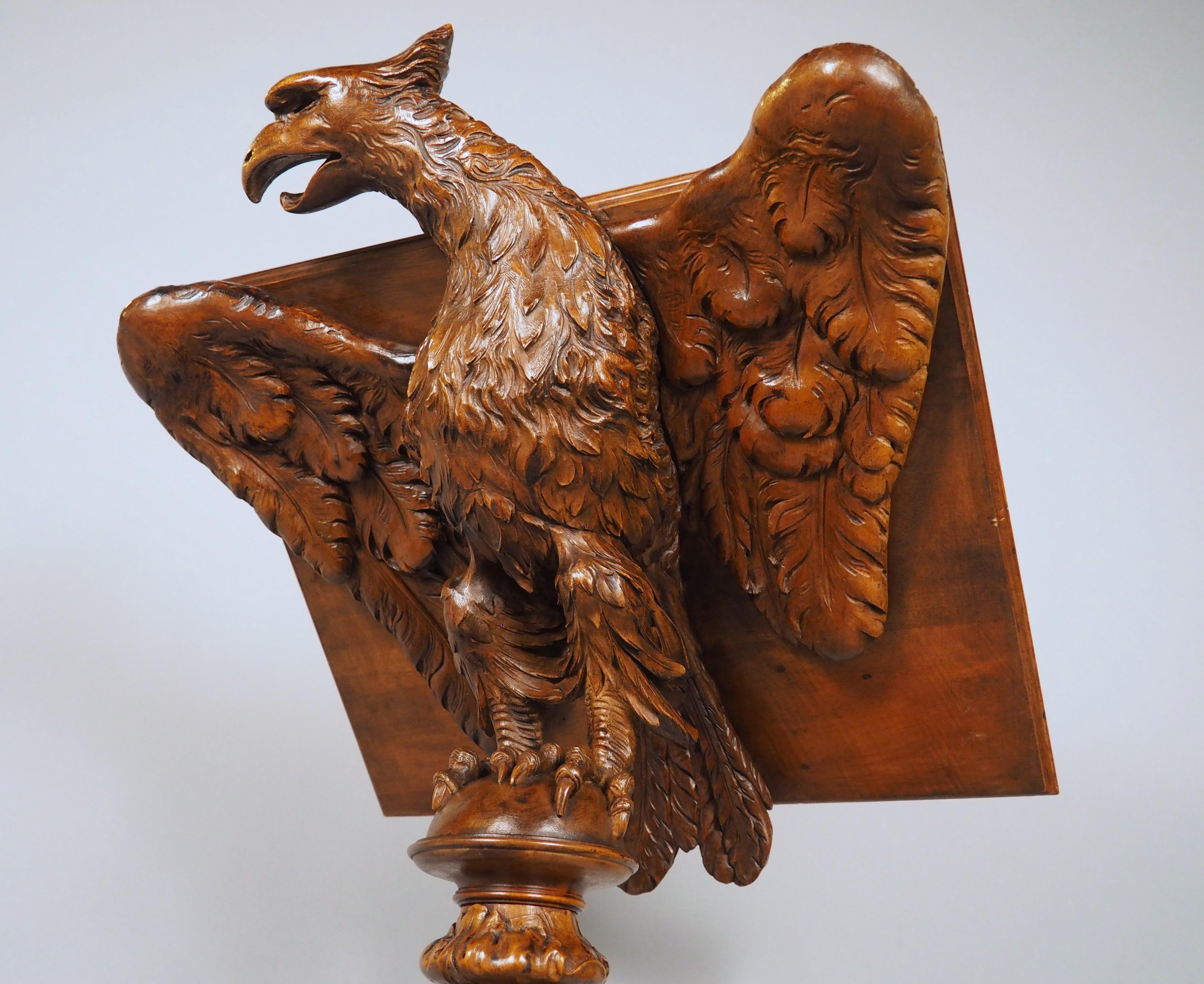 Fein geschnitztes Adler-Rednerpult aus Nussbaumholz aus Frankreich, CIRCA 1880 im Angebot 7