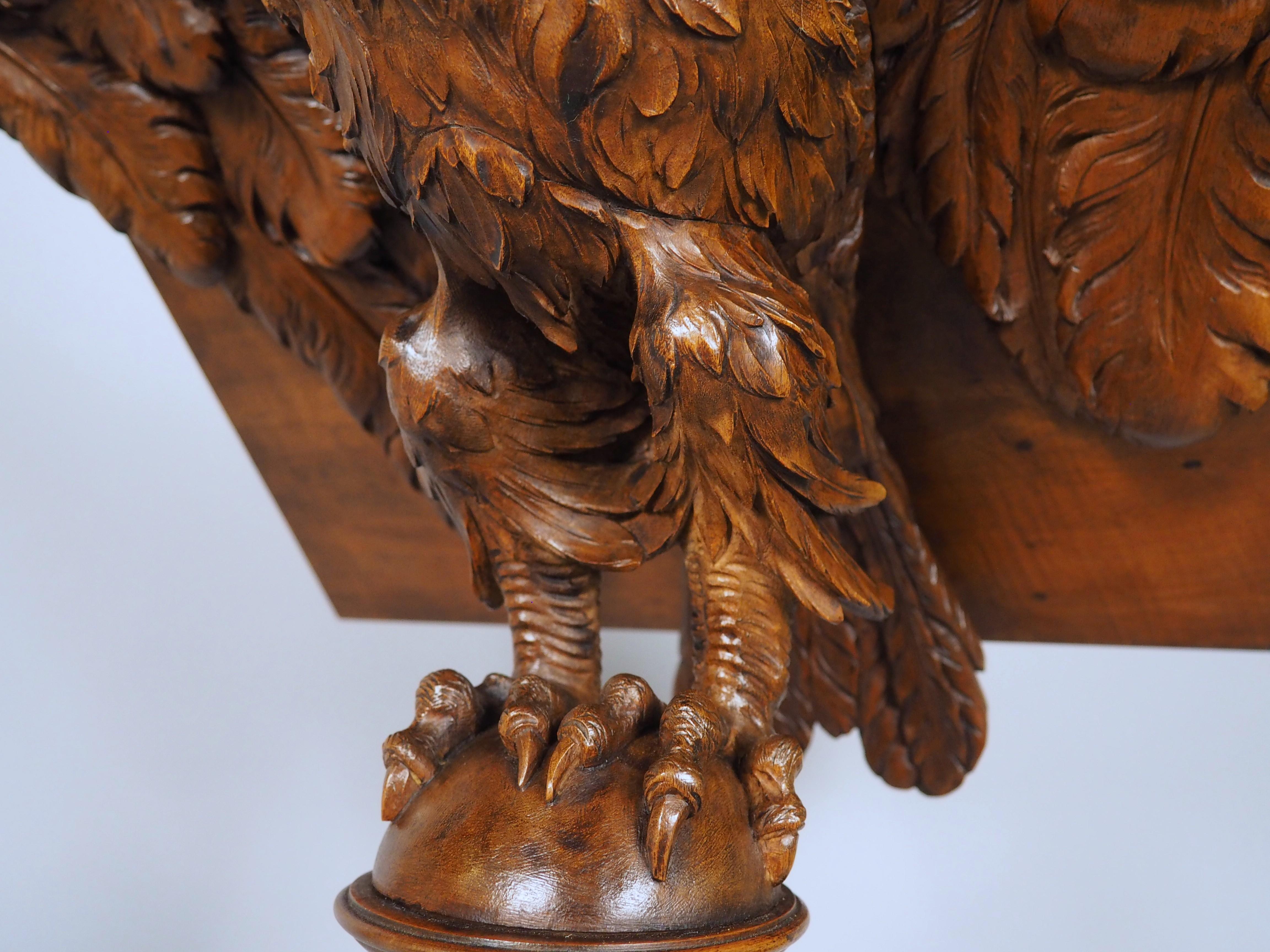 Fein geschnitztes Adler-Rednerpult aus Nussbaumholz aus Frankreich, CIRCA 1880 im Angebot 8
