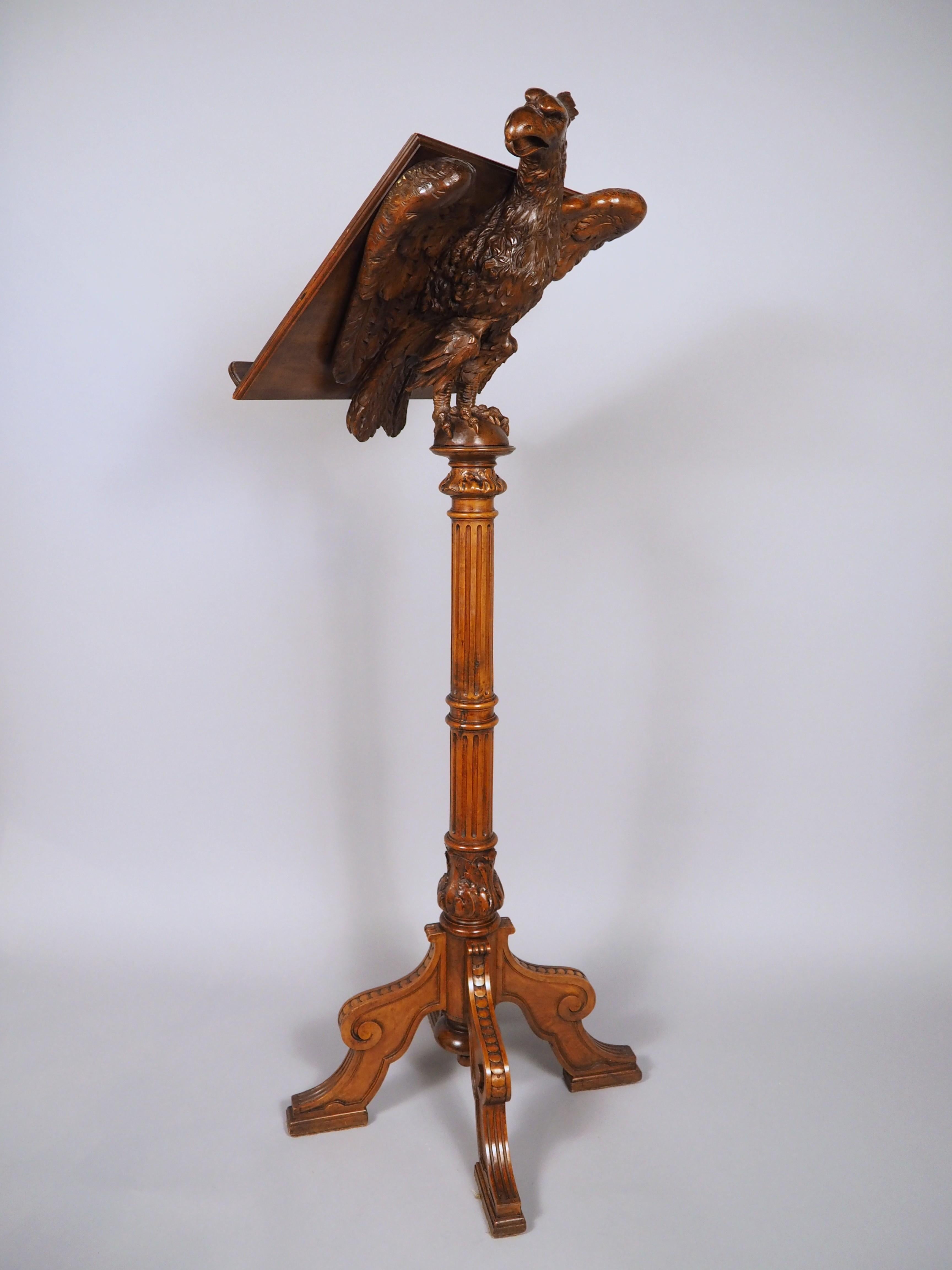 Fein geschnitztes Adler-Rednerpult aus Nussbaumholz aus Frankreich, CIRCA 1880 im Angebot 9